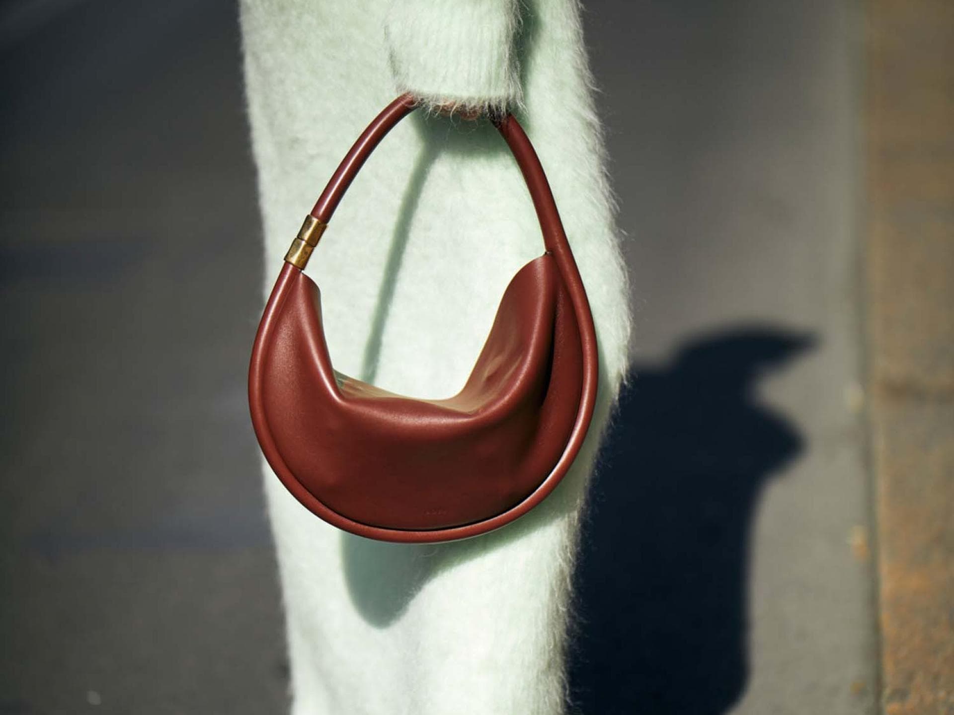 Frau mit brauner Handtasche