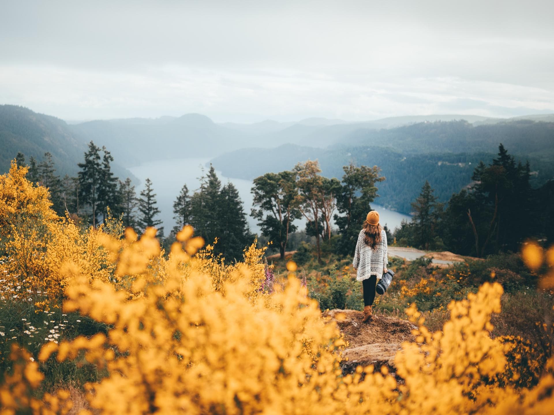 Frau am Wandern auf einem Berg