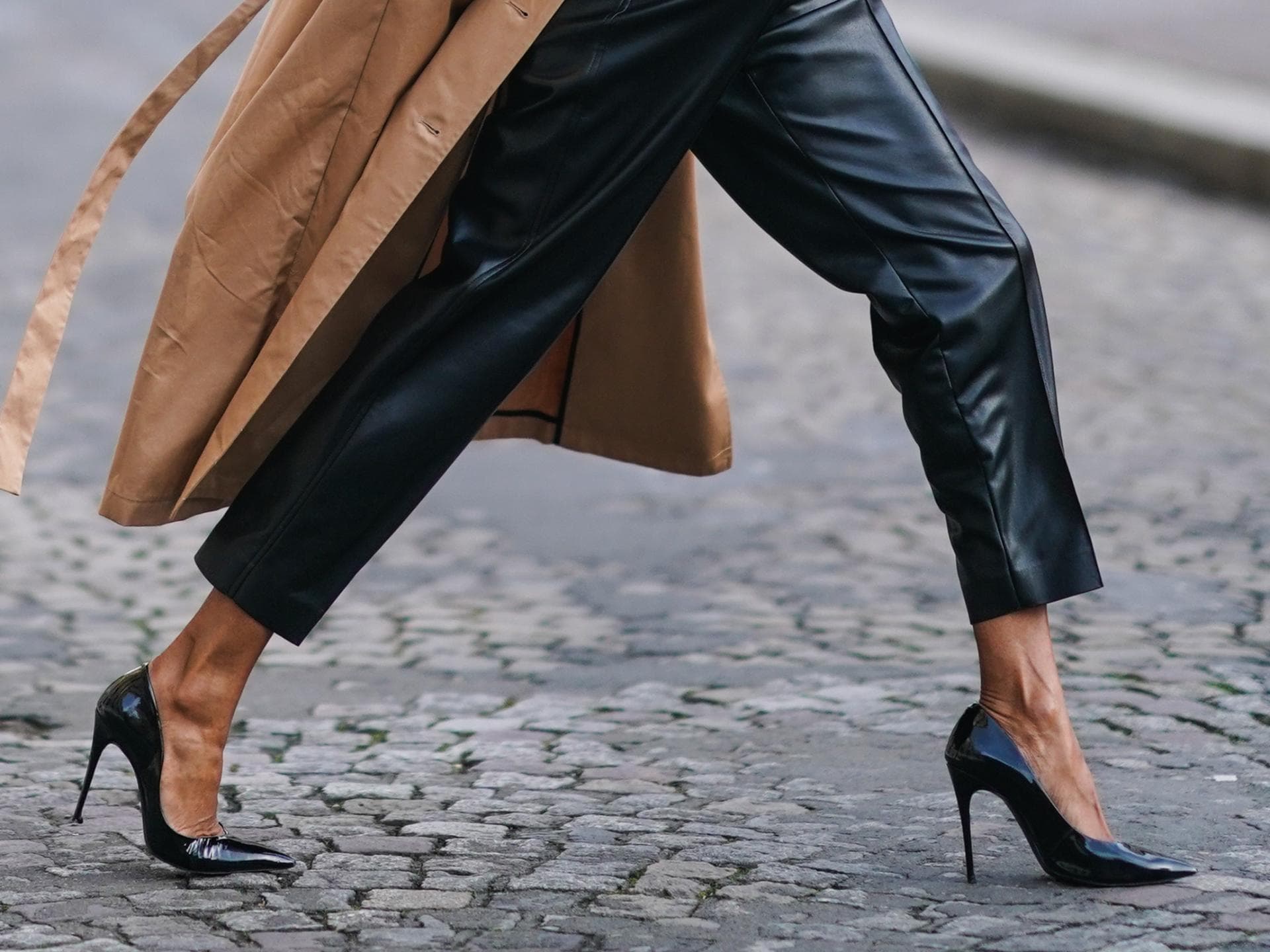 Schuhe Frau trägt schwarze High Heels
