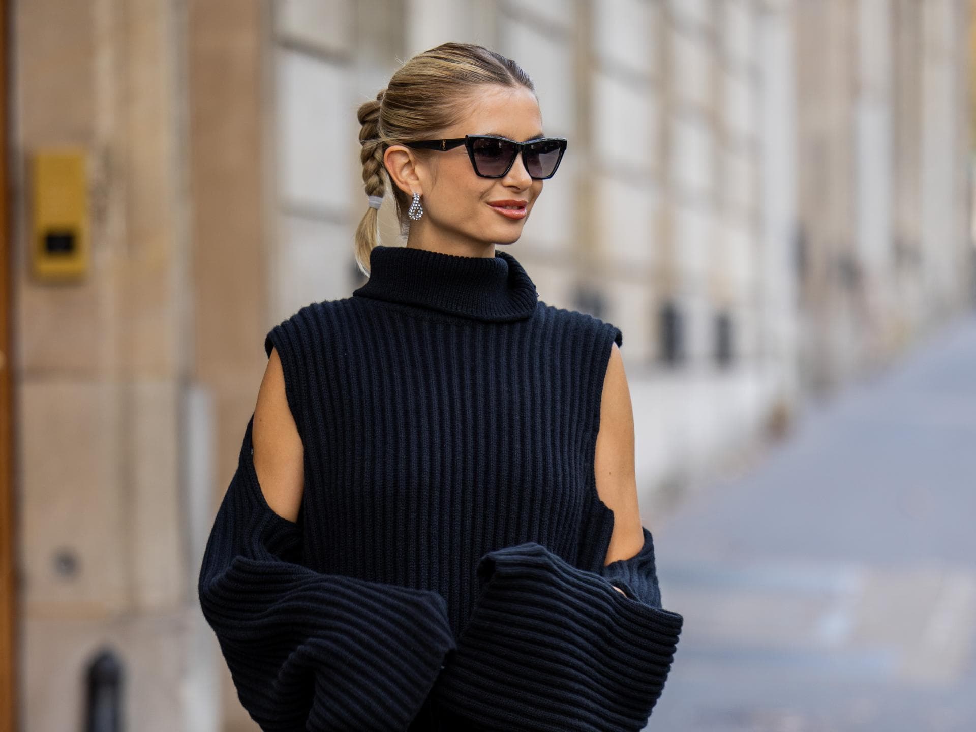 Frau trägt strickkleid