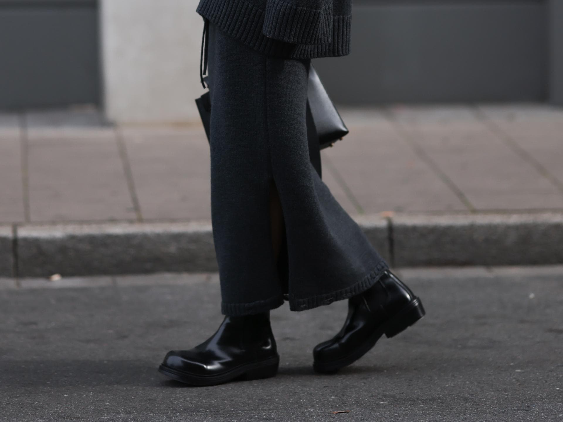 Frau mit schwarzen Boots