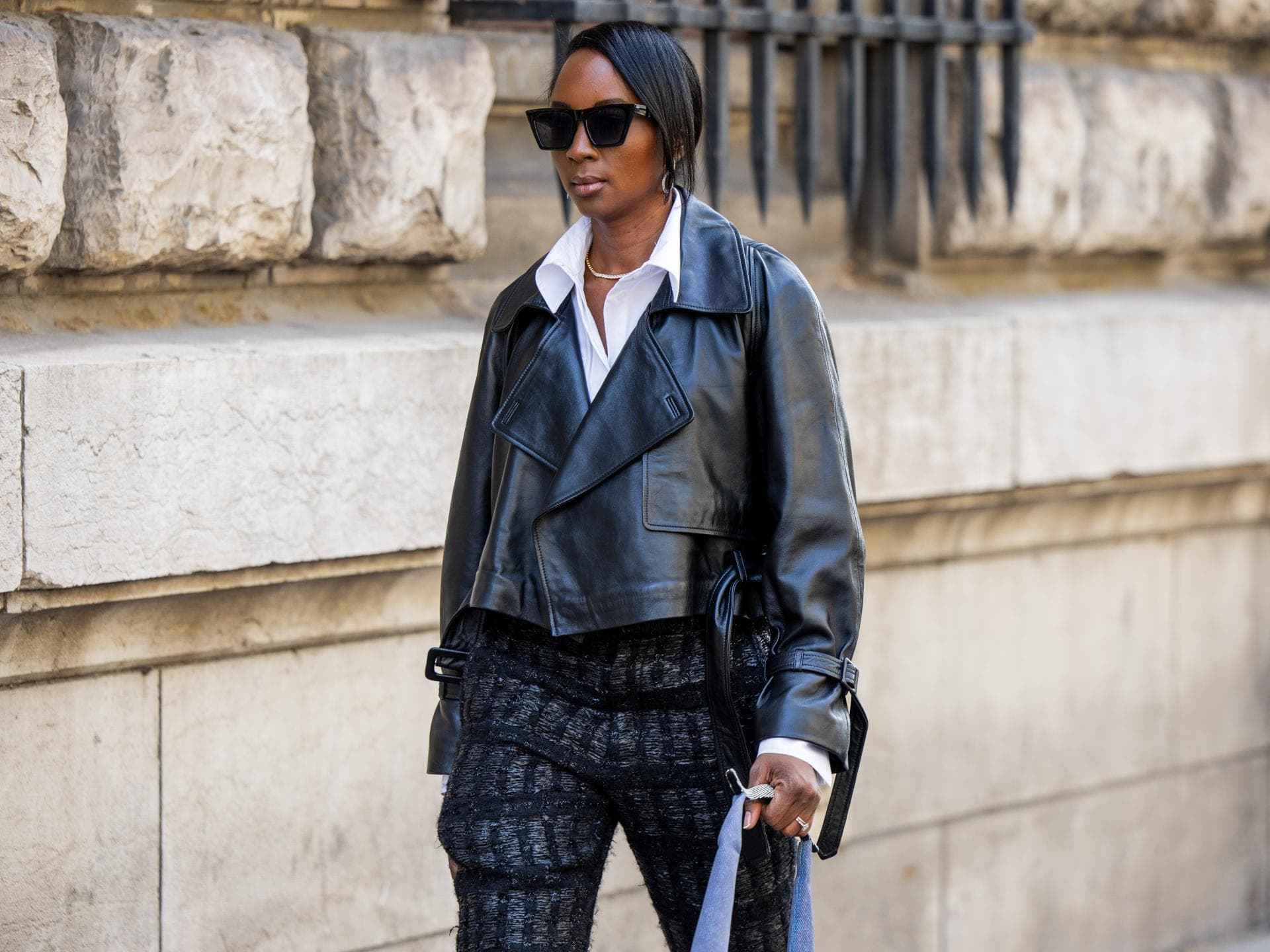 Lederjacke: Styling-Ideen und Trends Frau in Lederjacke