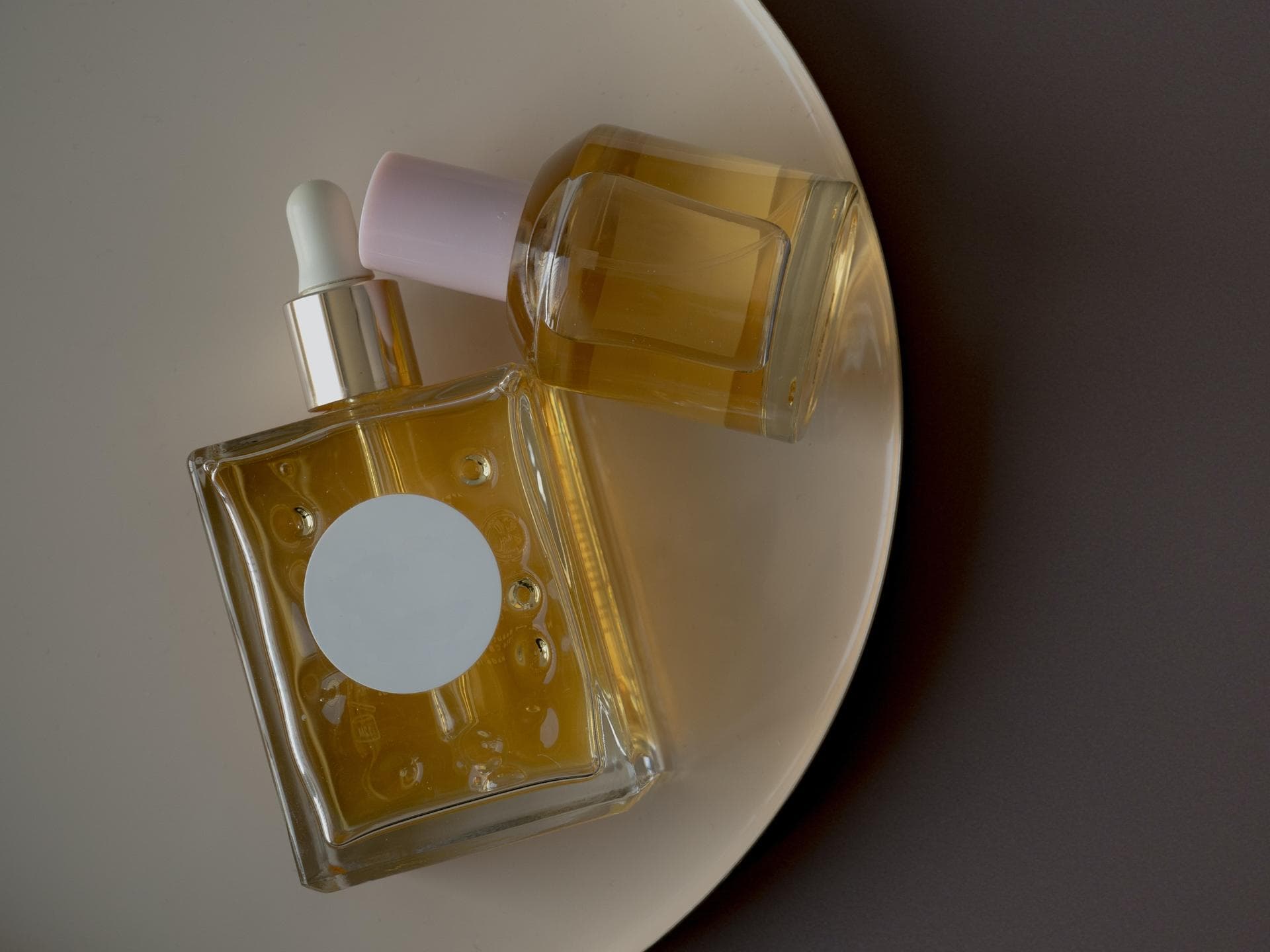 Parfum Flacon auf einem Teller