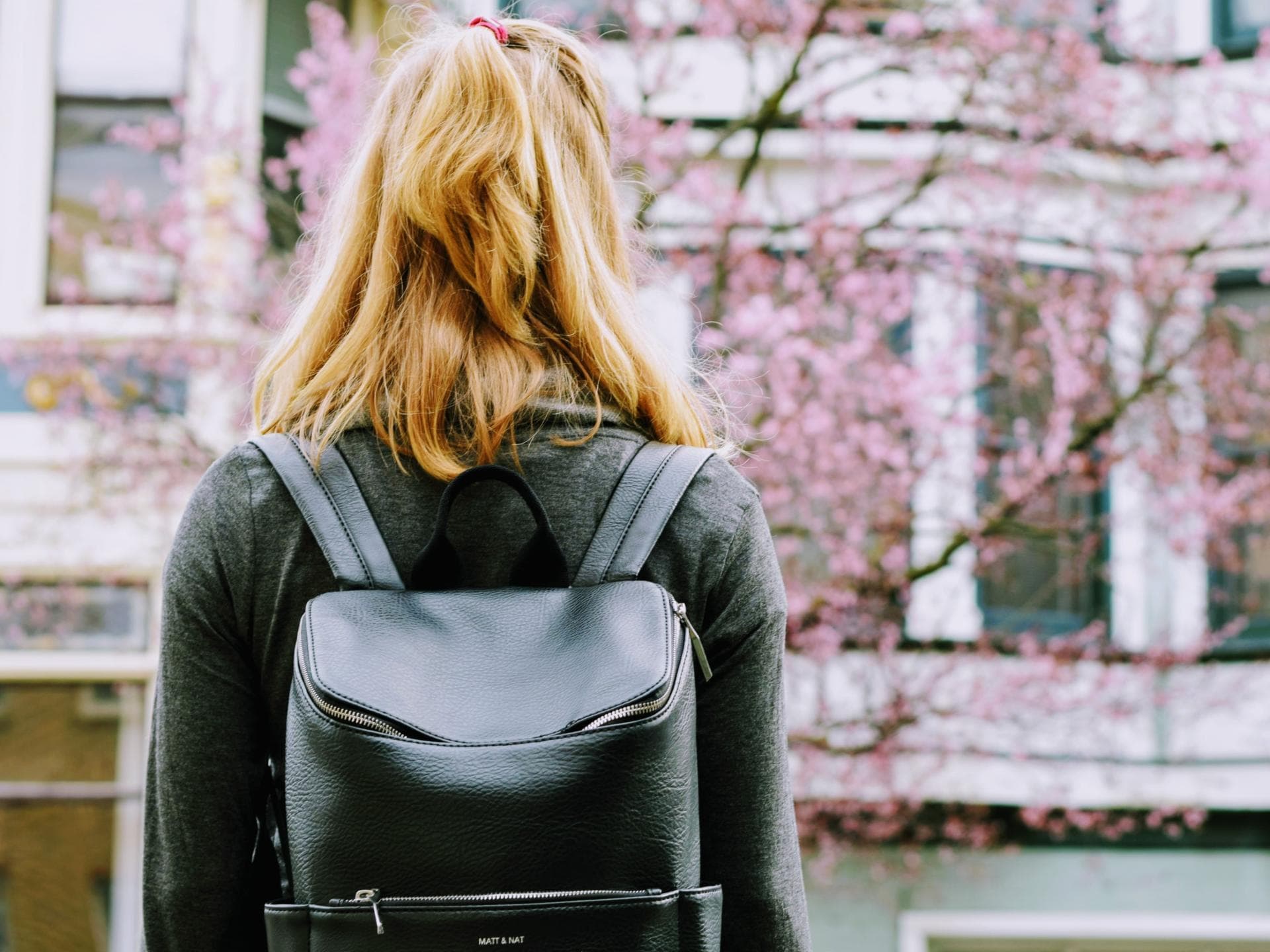 Frau mit Designer-Rucksack