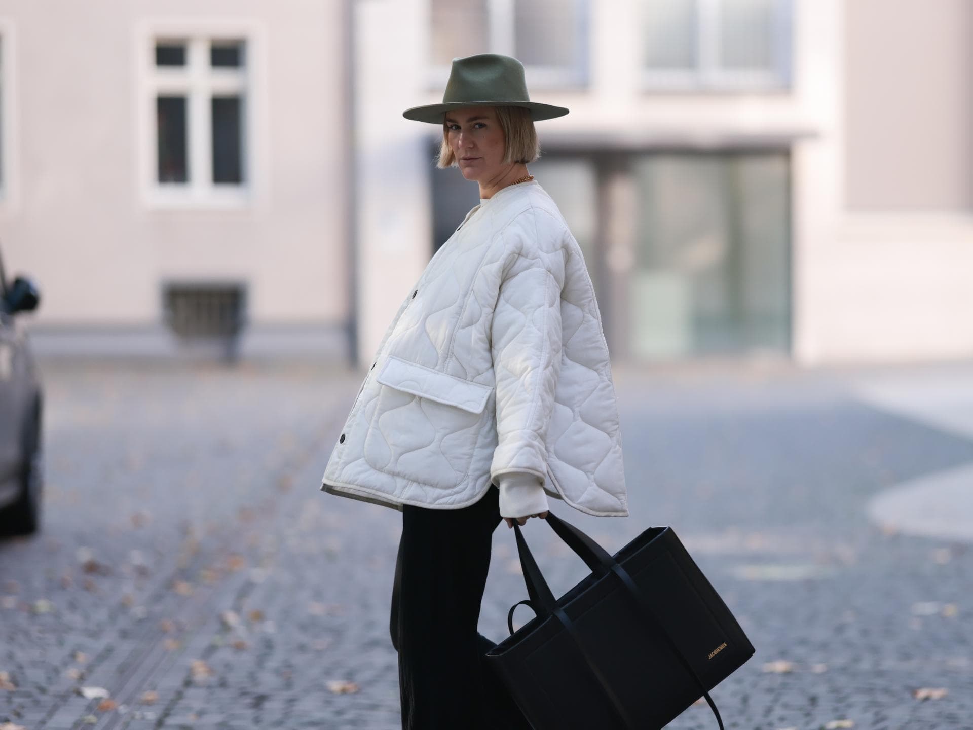 Frau mit weißer Steppjacke