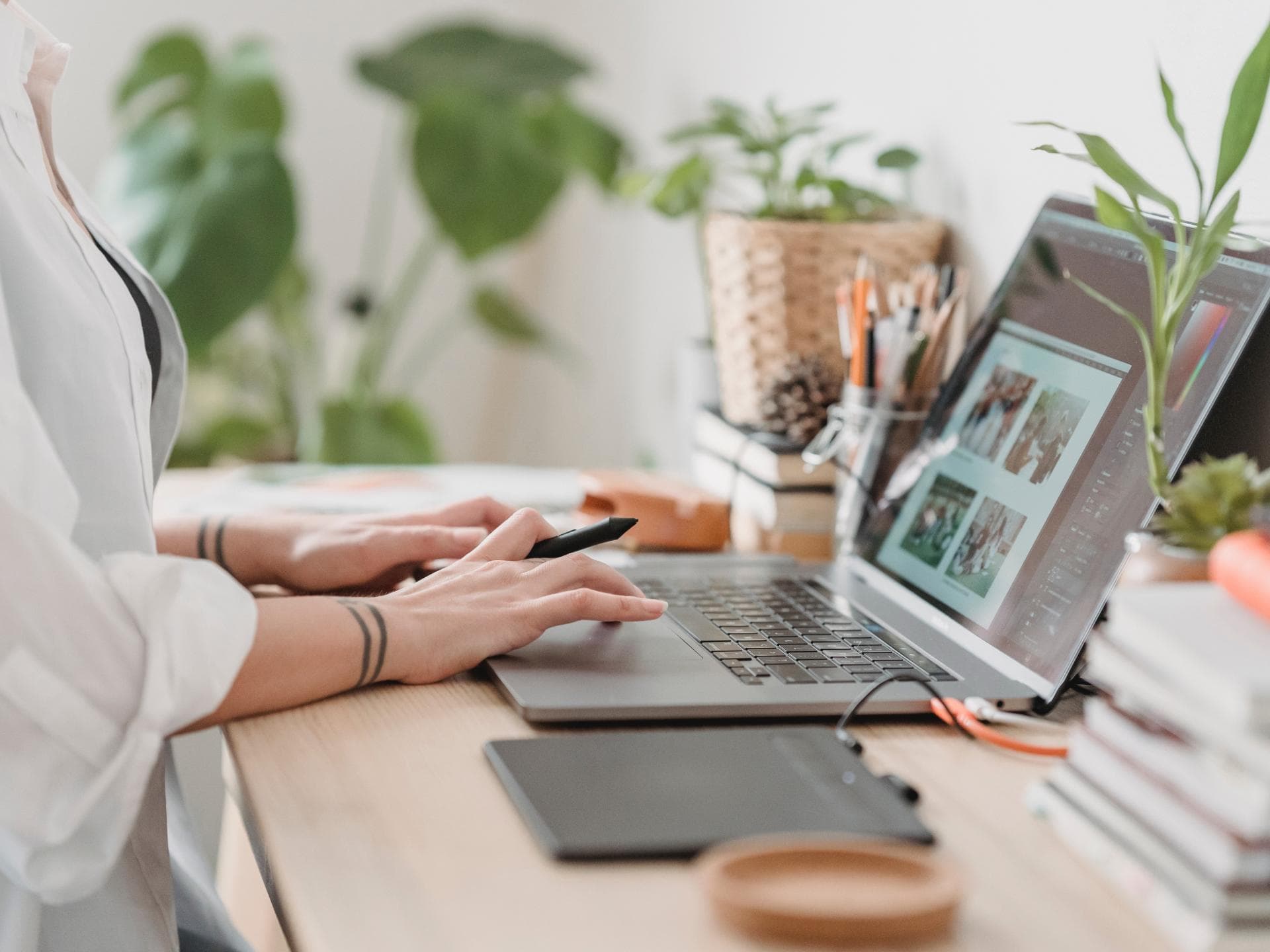 Frau mit weißem Hemd arbeitet am Laptop