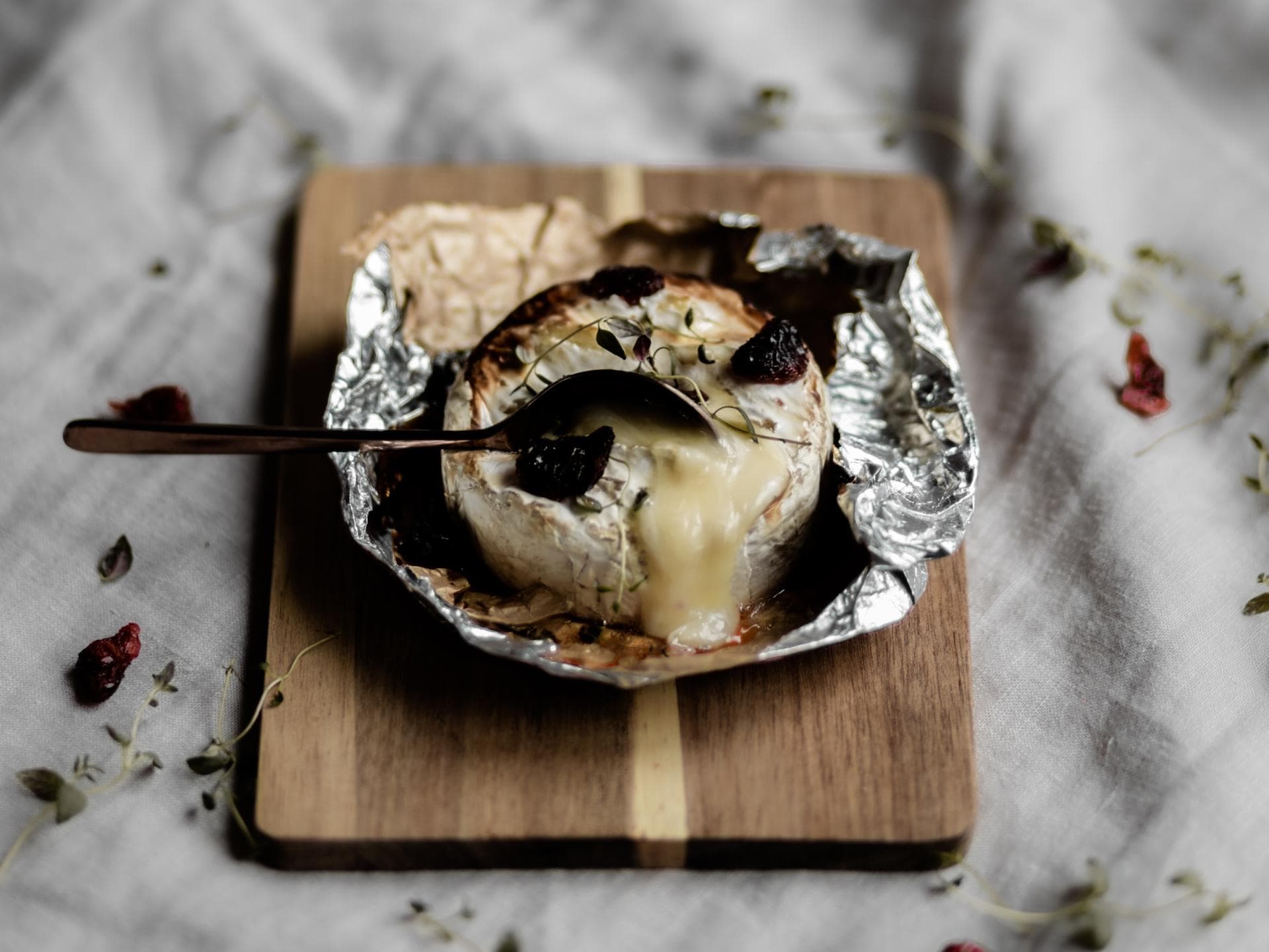 Ziegenkäse in Alufolie