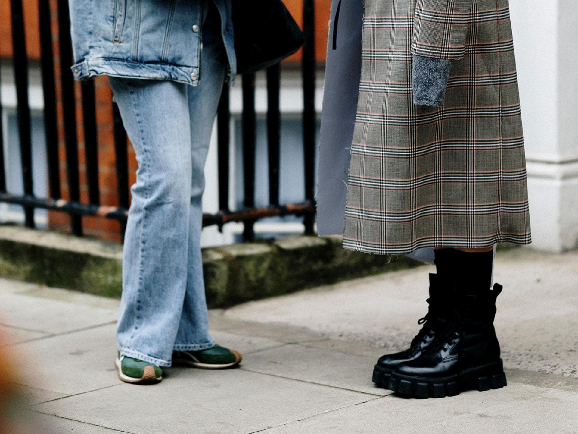 Zwei Frauen Streetstyle in London