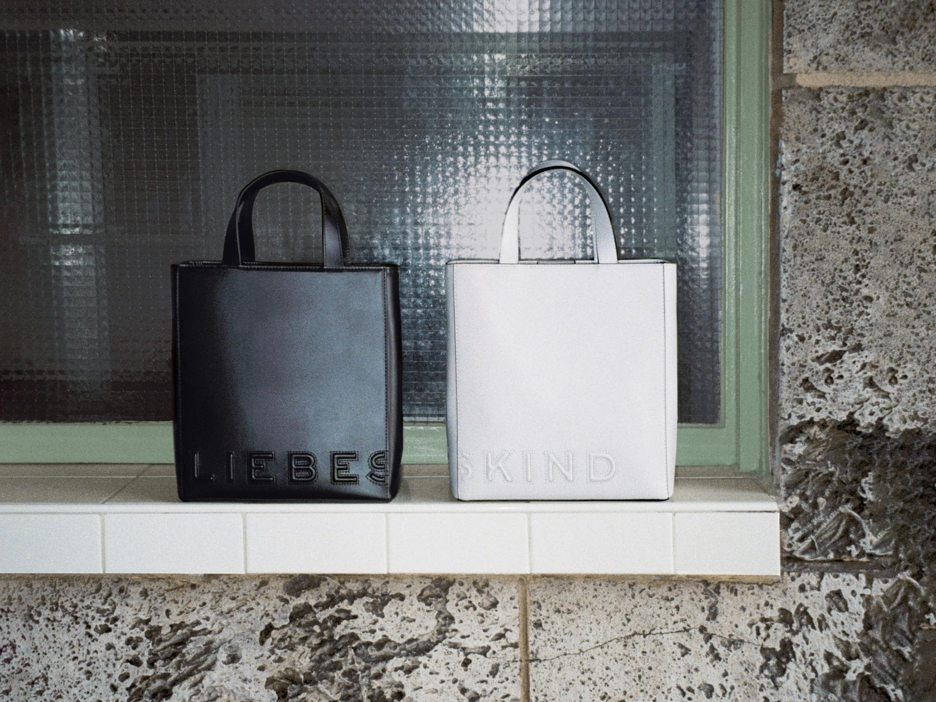 Die geräumige Tote Paper Bag wird mit Schultergurt im Handumdrehen zur Crossbody-Variante.