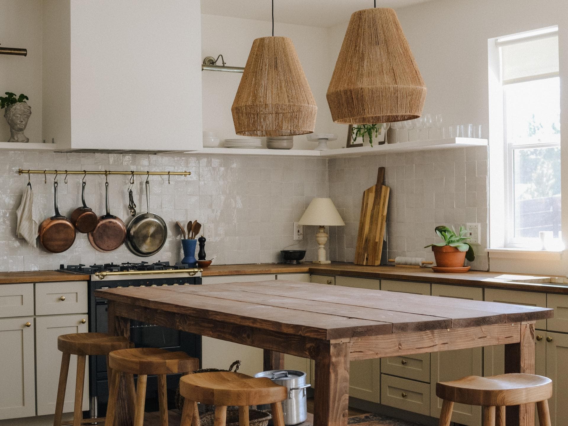 Altmodische Küche moderner gestalten Küche in gedeckten Farben mit vielen Holzelementen