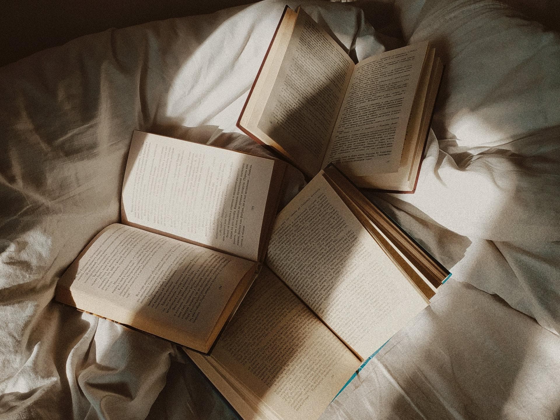 Bücher auf dem Bett