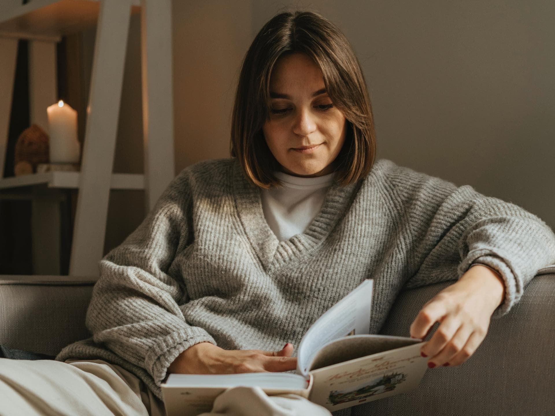 Frau, die ein Buch liest