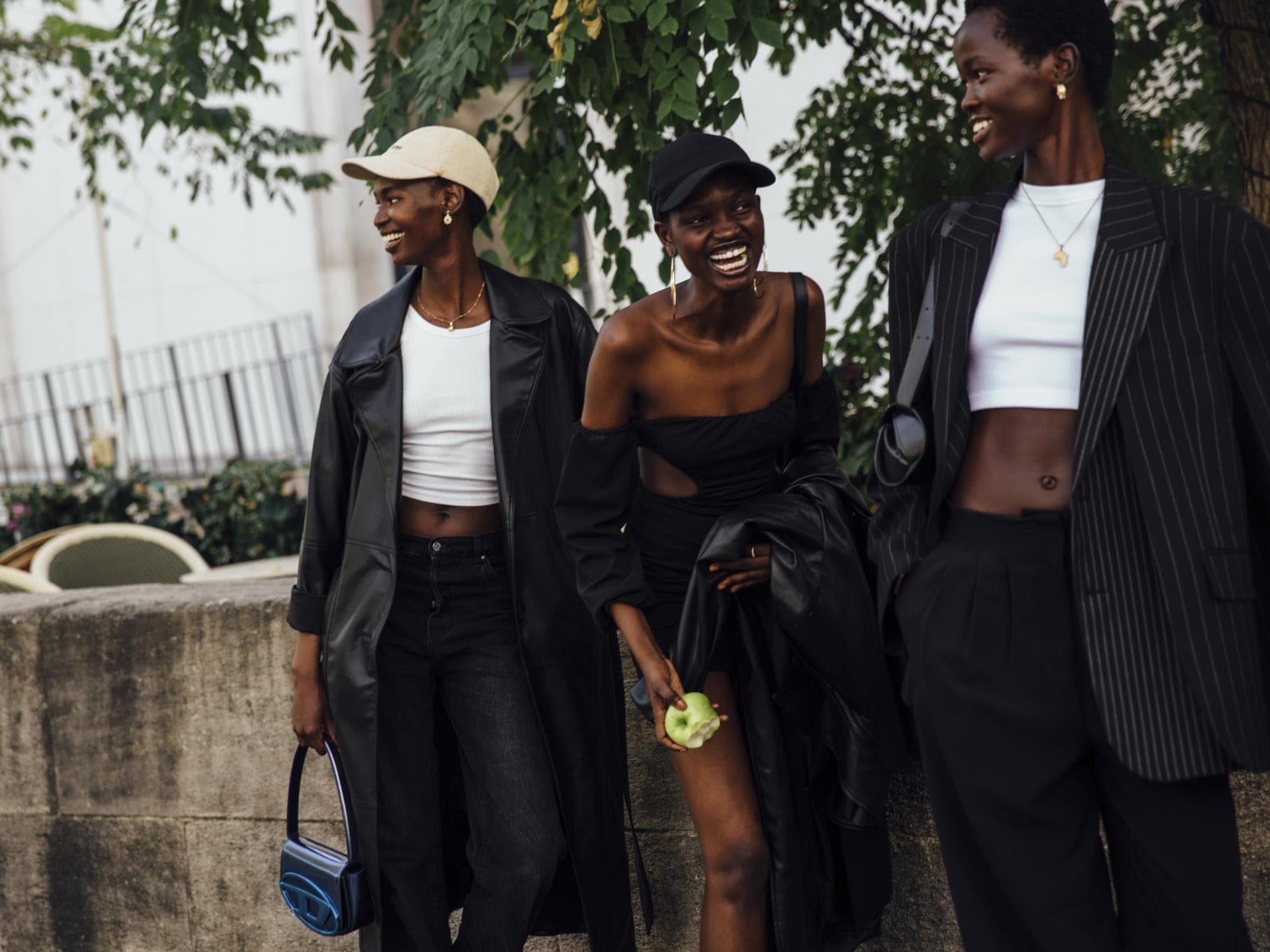 Modelagenturen: Das sind die wichtigsten Adressen Drei stylische Frauen in schlichten, schönen Looks