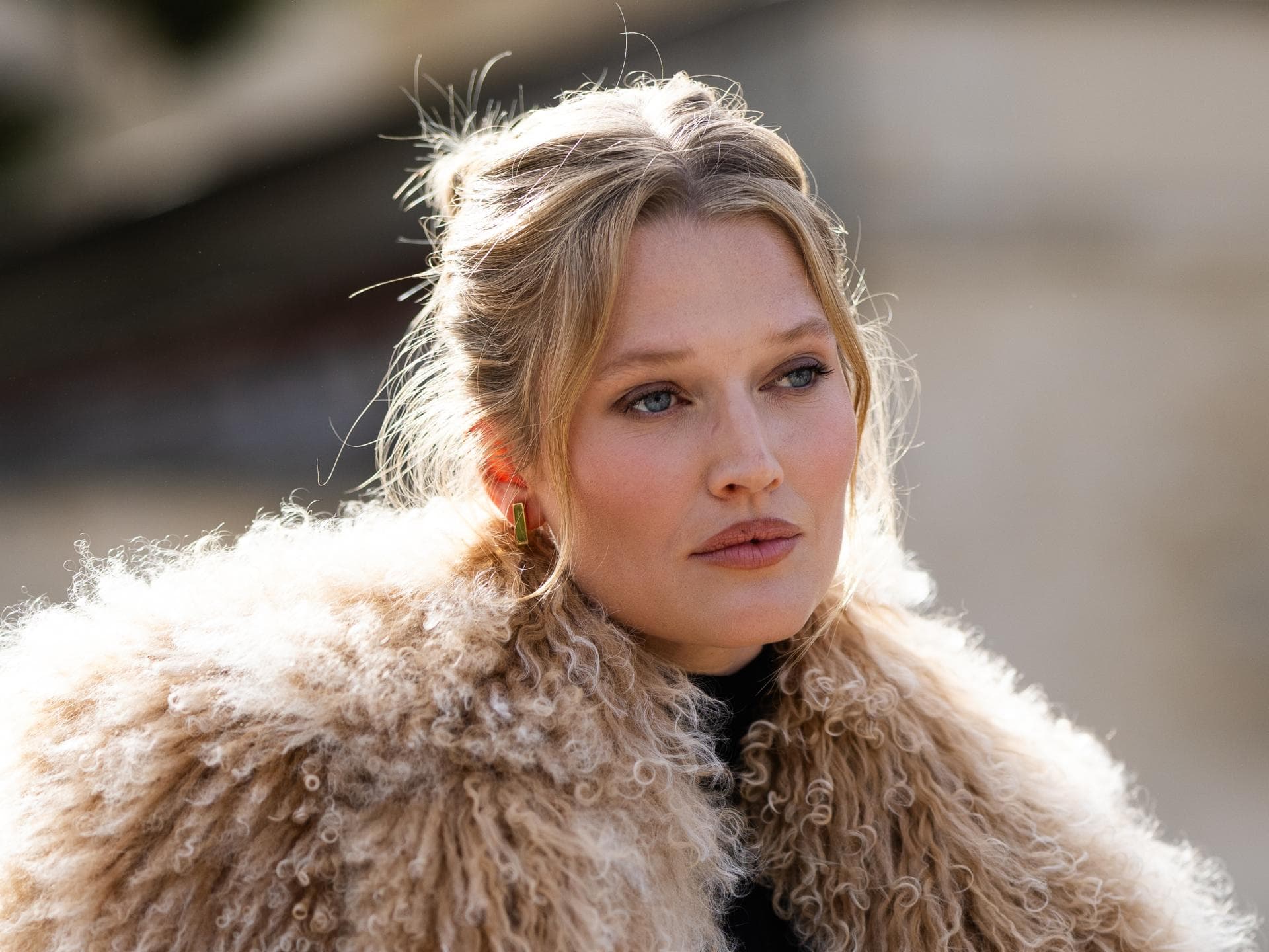 Statt Daune: Diese gehypte Jacke von Zara tragen gerade alle Frau im Fellmantel