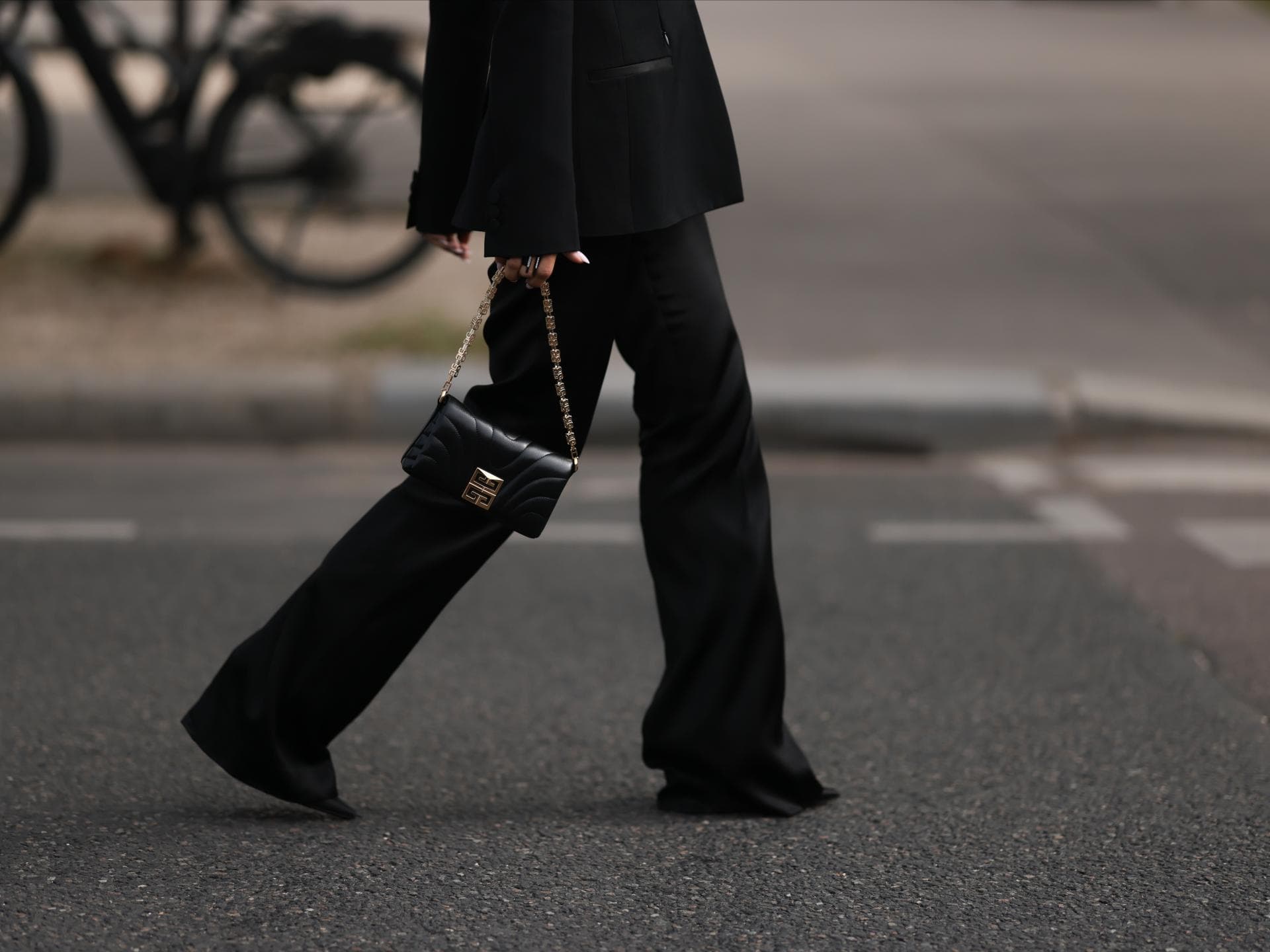 Frau mit schwarzer Wide Leg Hose