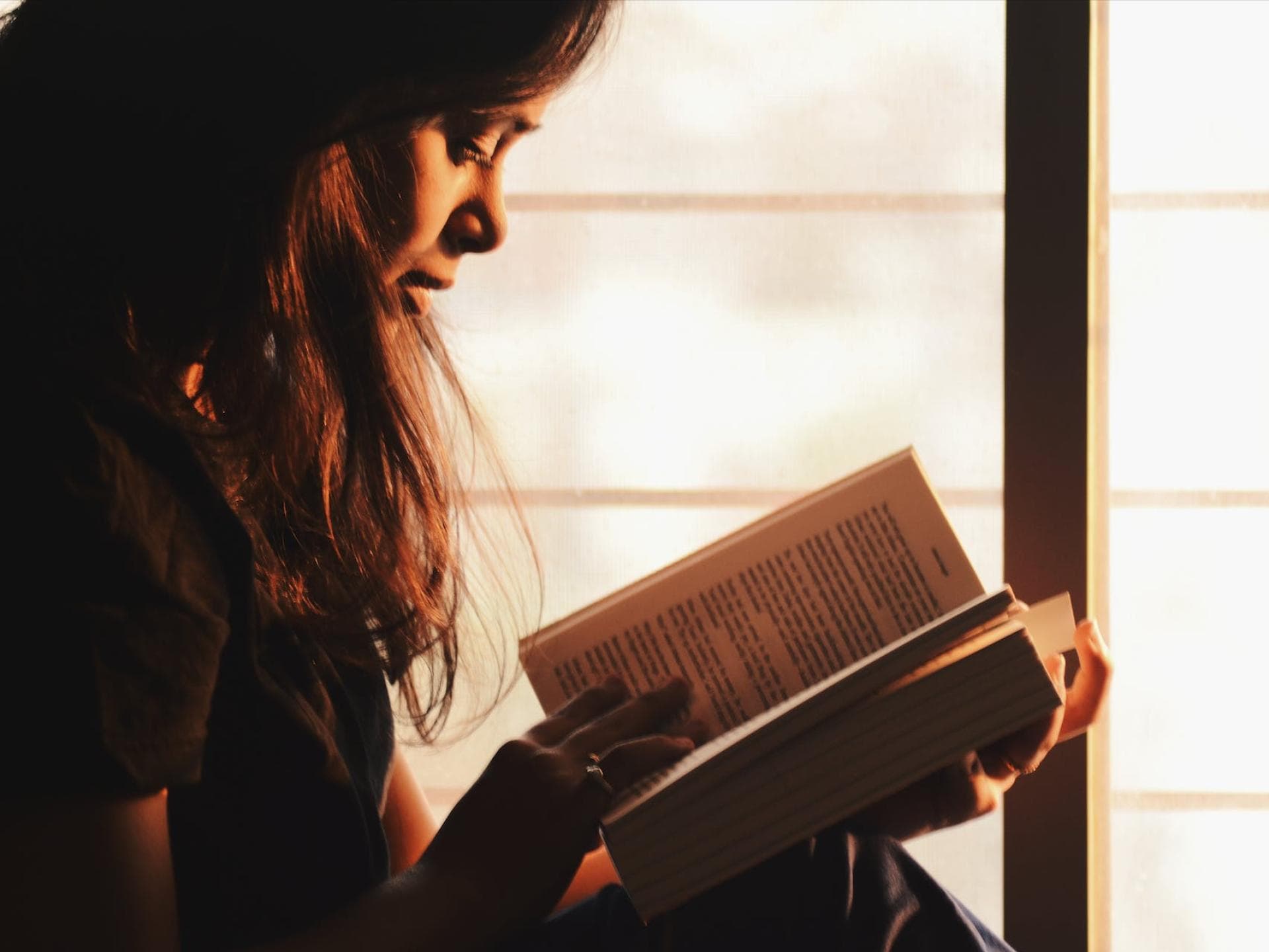 Spannende Leseabende sind mit guten Büchern garantiert.
