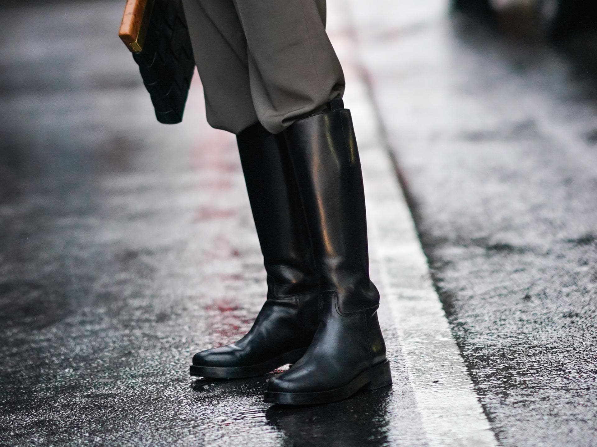 Frau trägt schwarze Stiefel