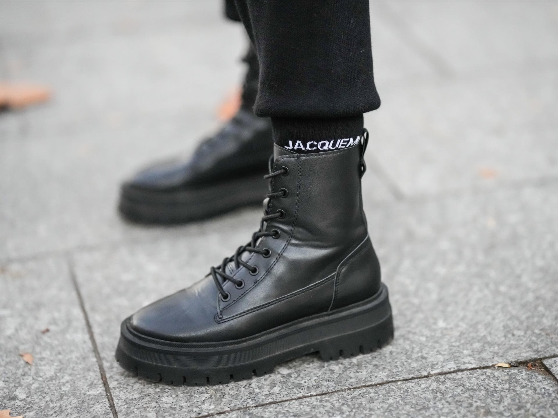 Frau trägt schwarze Schnürboots