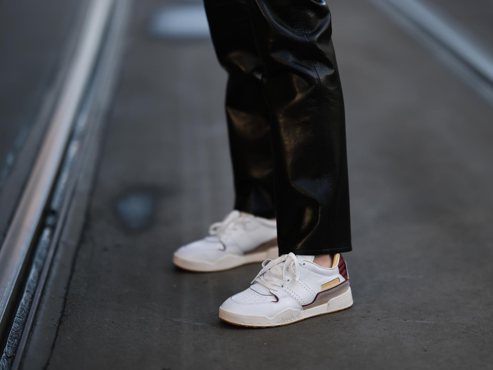 Frau trägt Sneaker