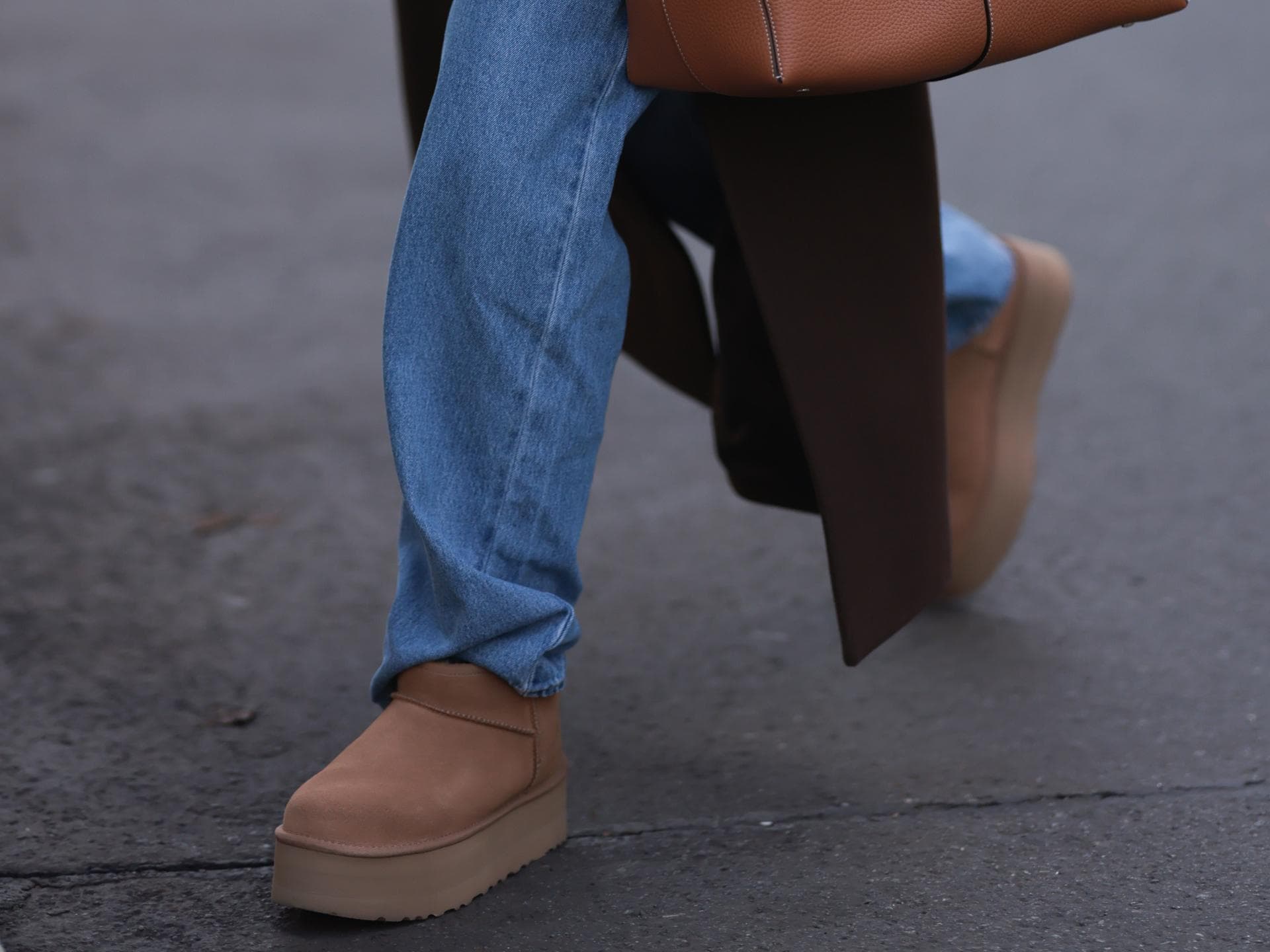 Frau trägt Ugg-Boots mit Plateausohle