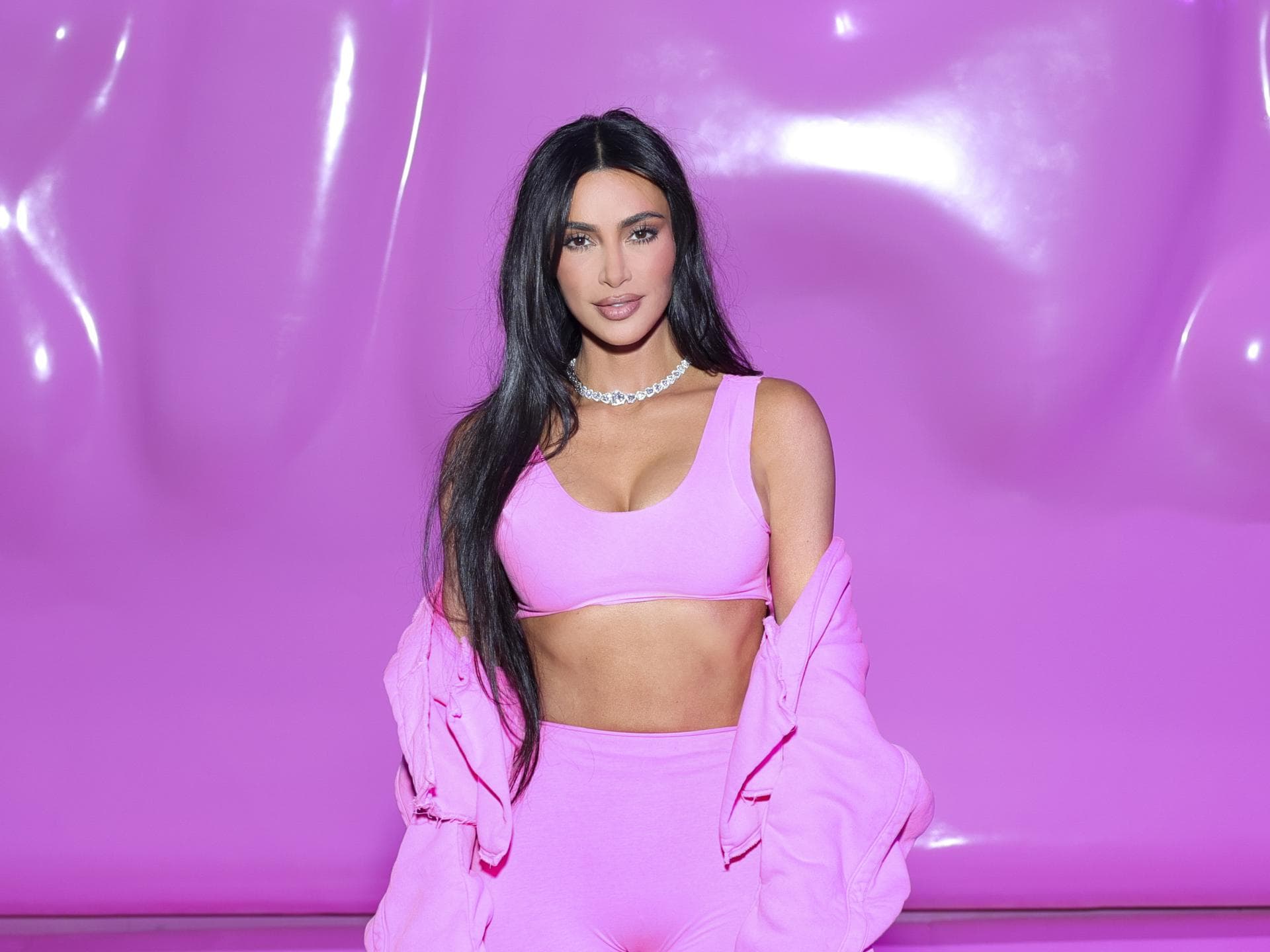 Unterwäsche-Trends: Kim Kardashian launcht Nippel-BH Kim Kardashian trägt pinken Sport-BH