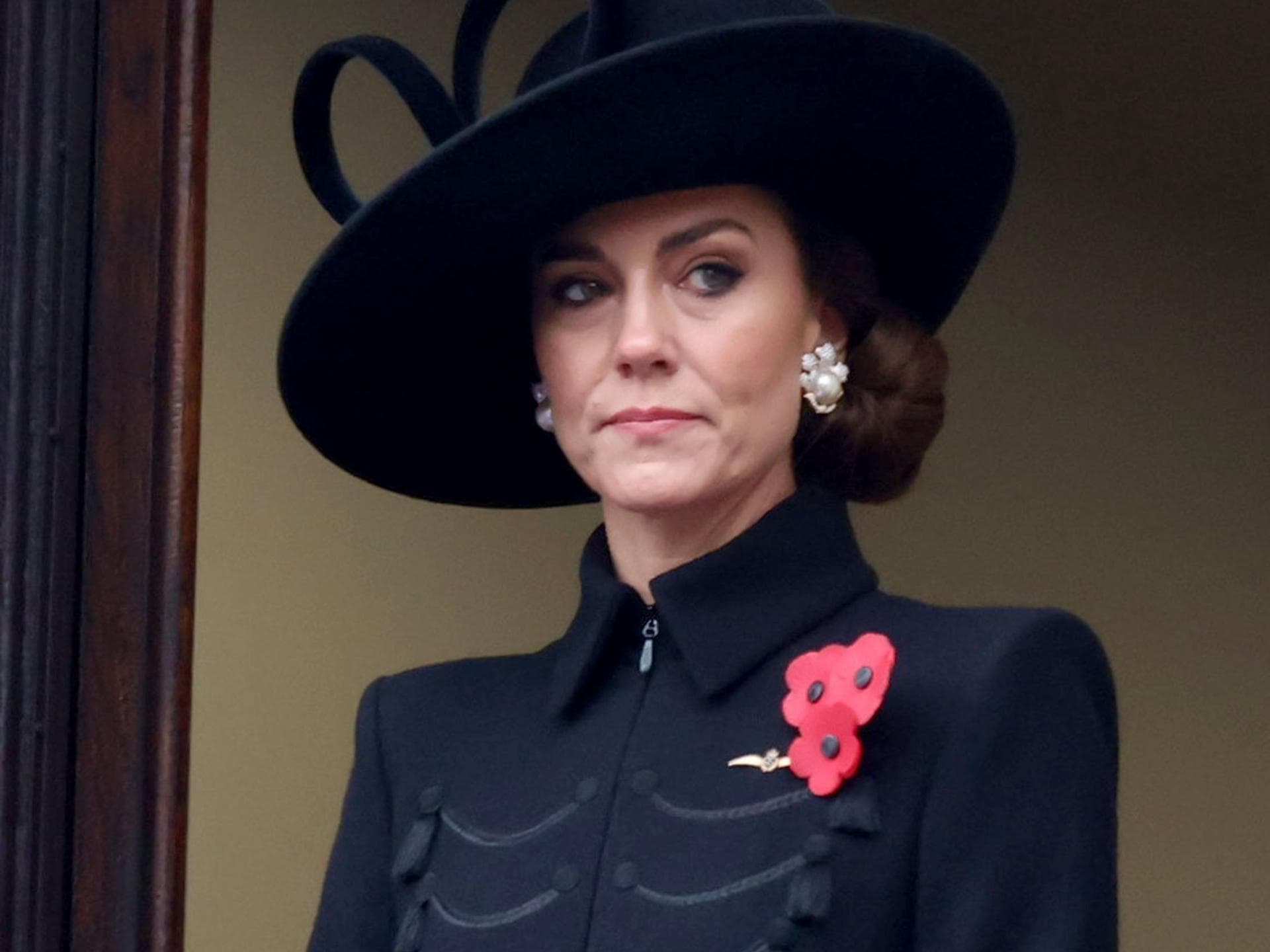 Kate Middleton trägt schwarzes Kostüm