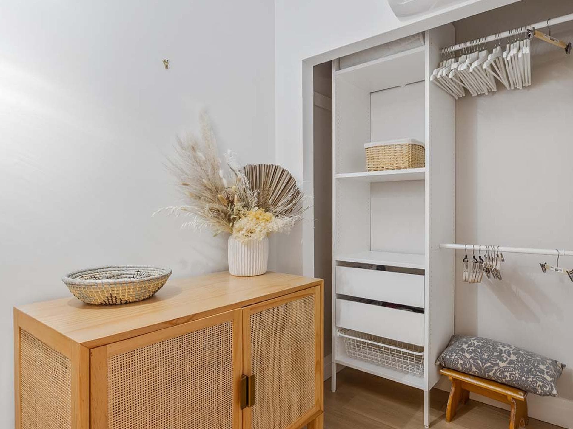 aufgeräumter Kleiderschrank
