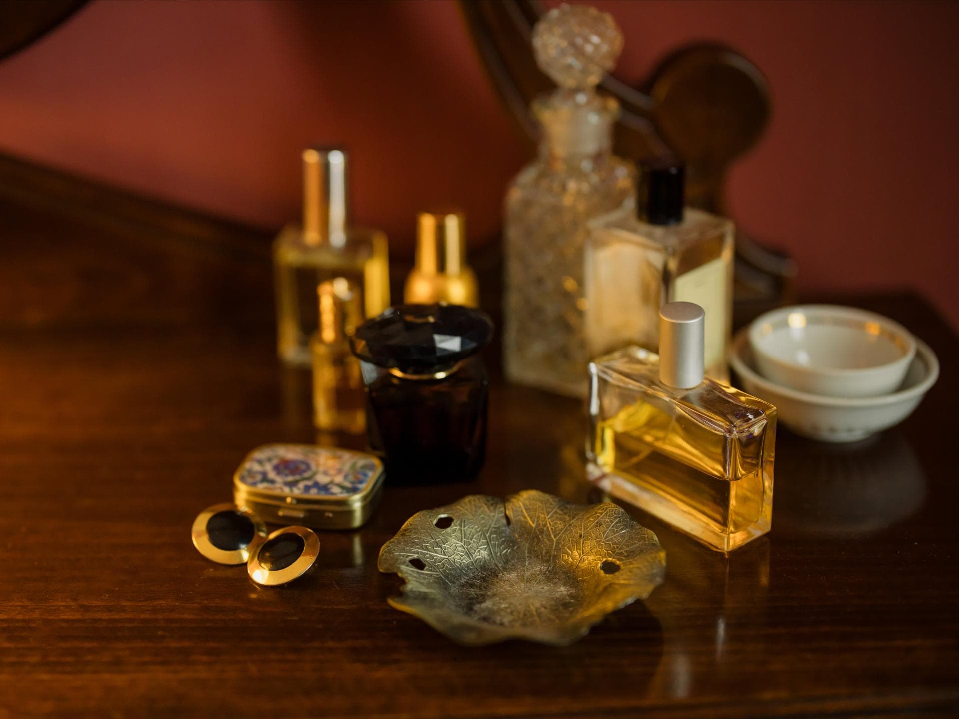 Parfum auf einem Nachttisch Parfum auf einem Nachttisch