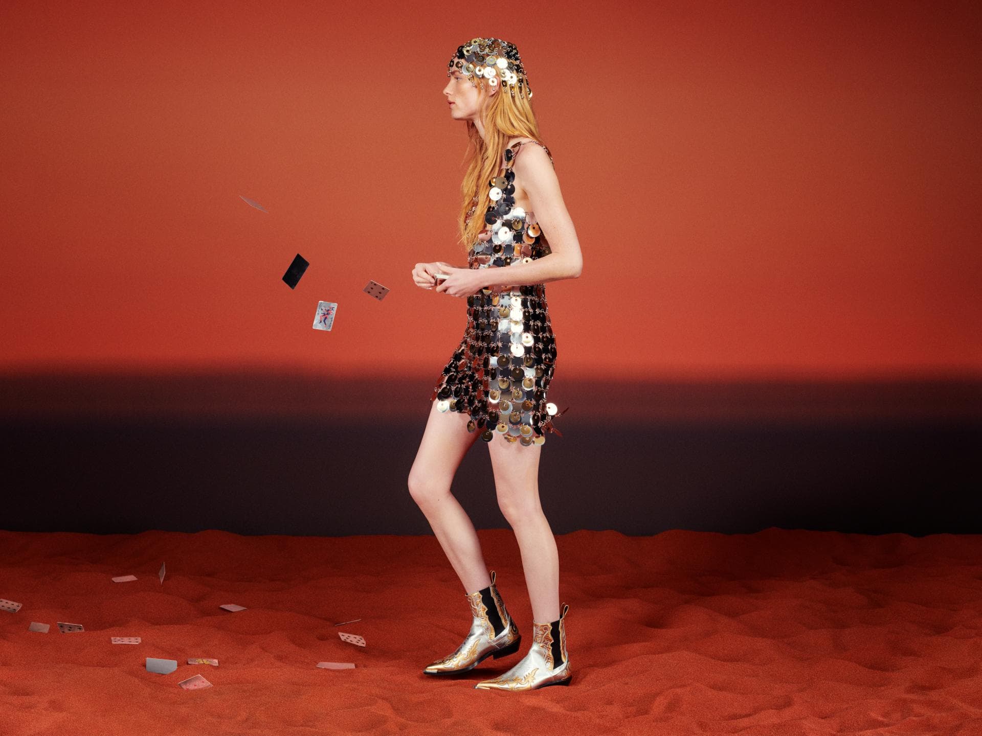 Frau im Metallic-Kleid