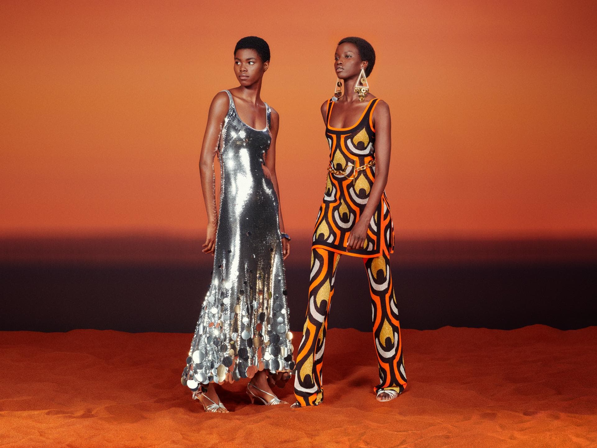 Zwei Models in der H&M x Rabanne-Kollektion