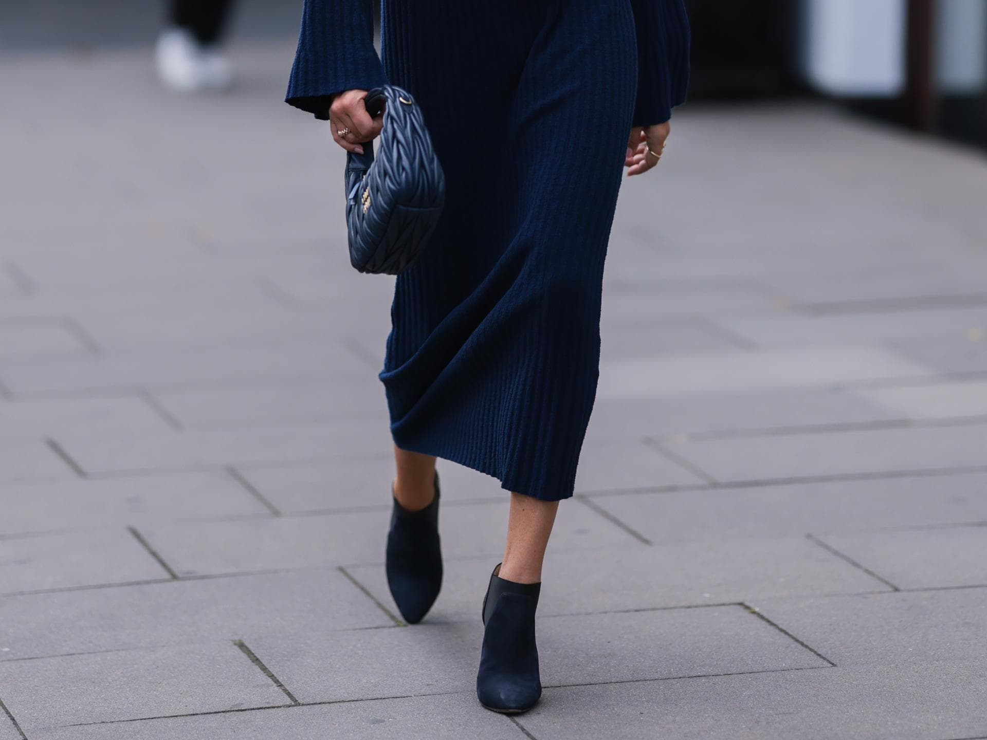 Jede Frau ab 50 kauft sich gerade diese Stiefelette von Massimo Dutti Schwarze Stiefeln zu dunkelblauem Winterkleid