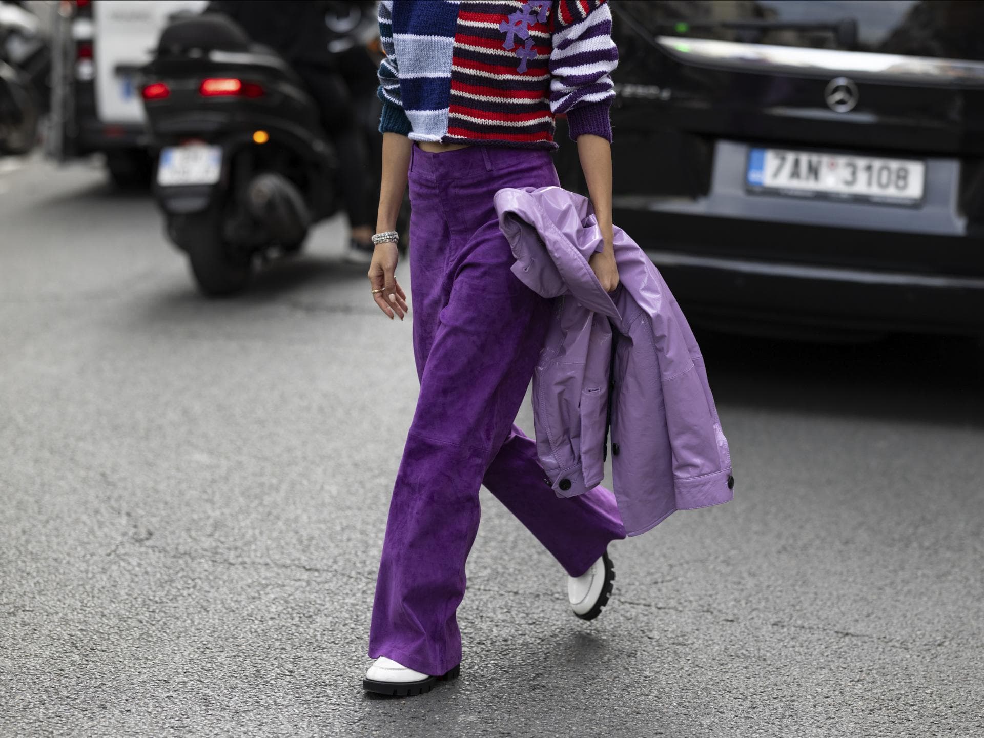 Streetstyle Frau trägt auf Paris Fashion Week violette Kleidung aus Pullover Jacke und Hose