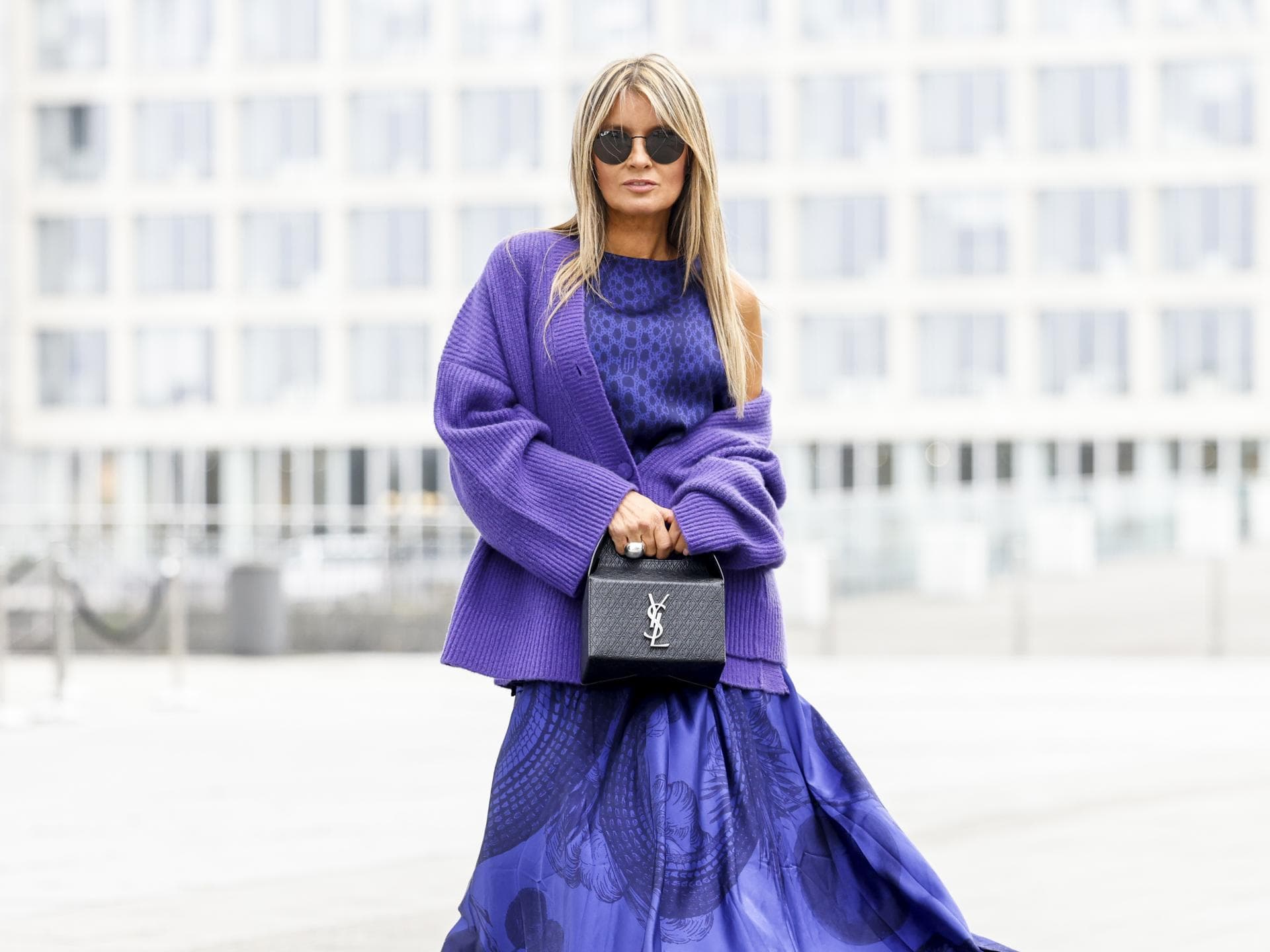 Frau mit violetter Strickjacke