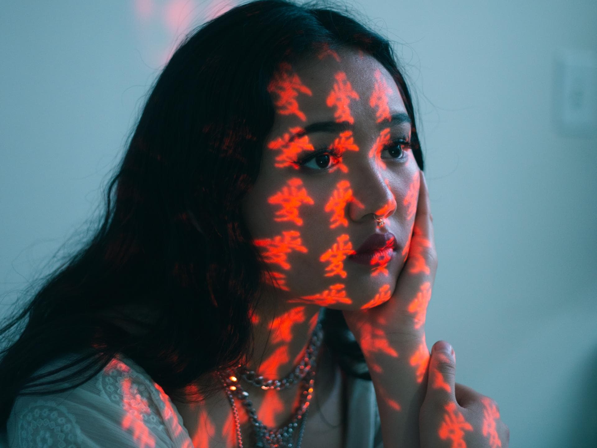 Welches chinesische Sternzeichen bist du? Frau mit chinesischen Zeichen im Gesicht