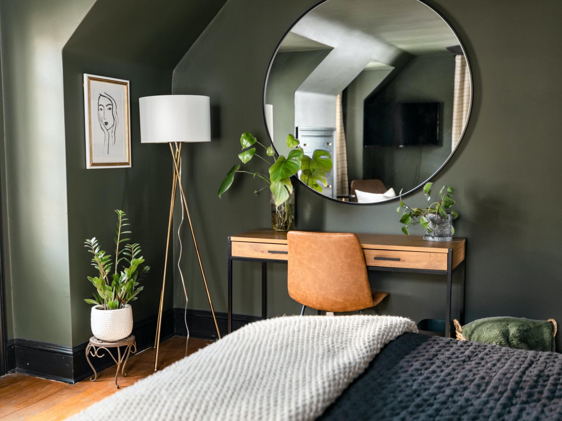 Schlafzimmer mit grüner Wand und drei Pflanzen