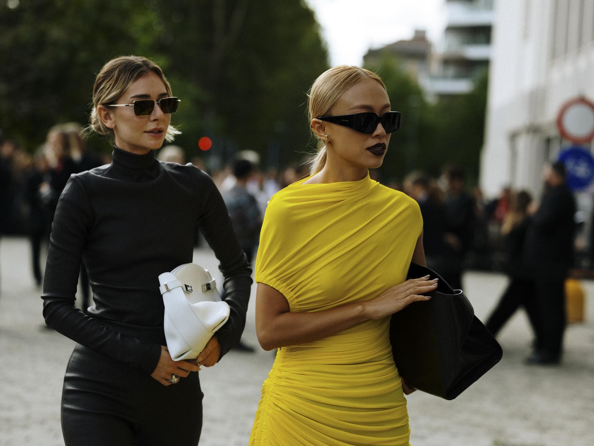 Zwei stylische Frauen in Kleidern Zwei stylische Frauen in Kleidern