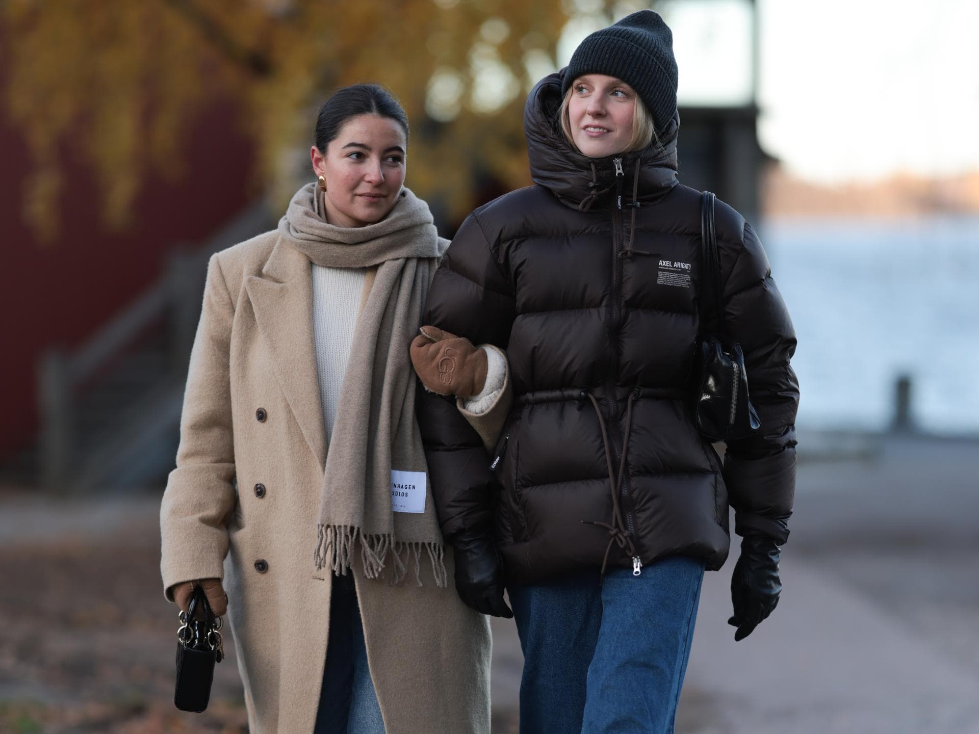 Zwei Frauen in stylischen Winterjacken