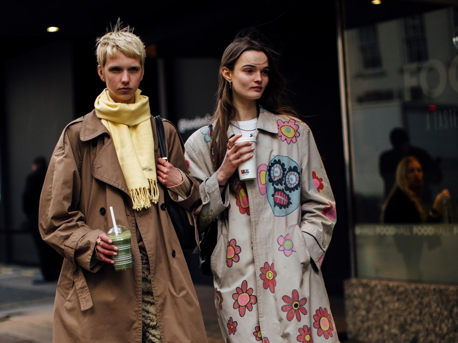 zwei Frauen Streetstyle in London