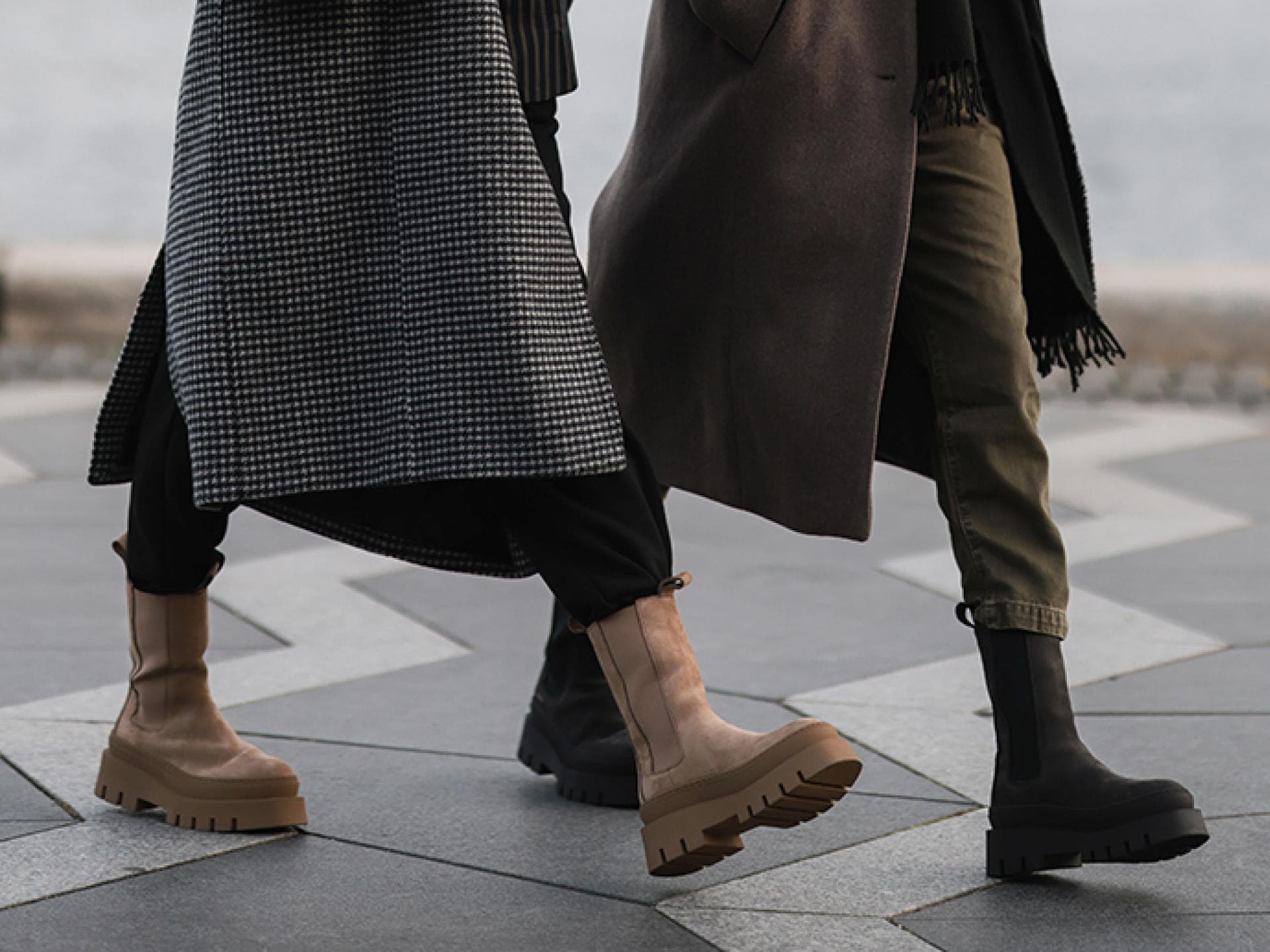 Zwei Frauen gehen mit herbstlichen Outfits spazieren