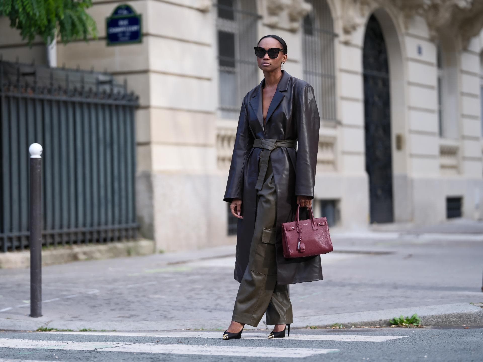 Emilie Joseph in einem Leder-Look
