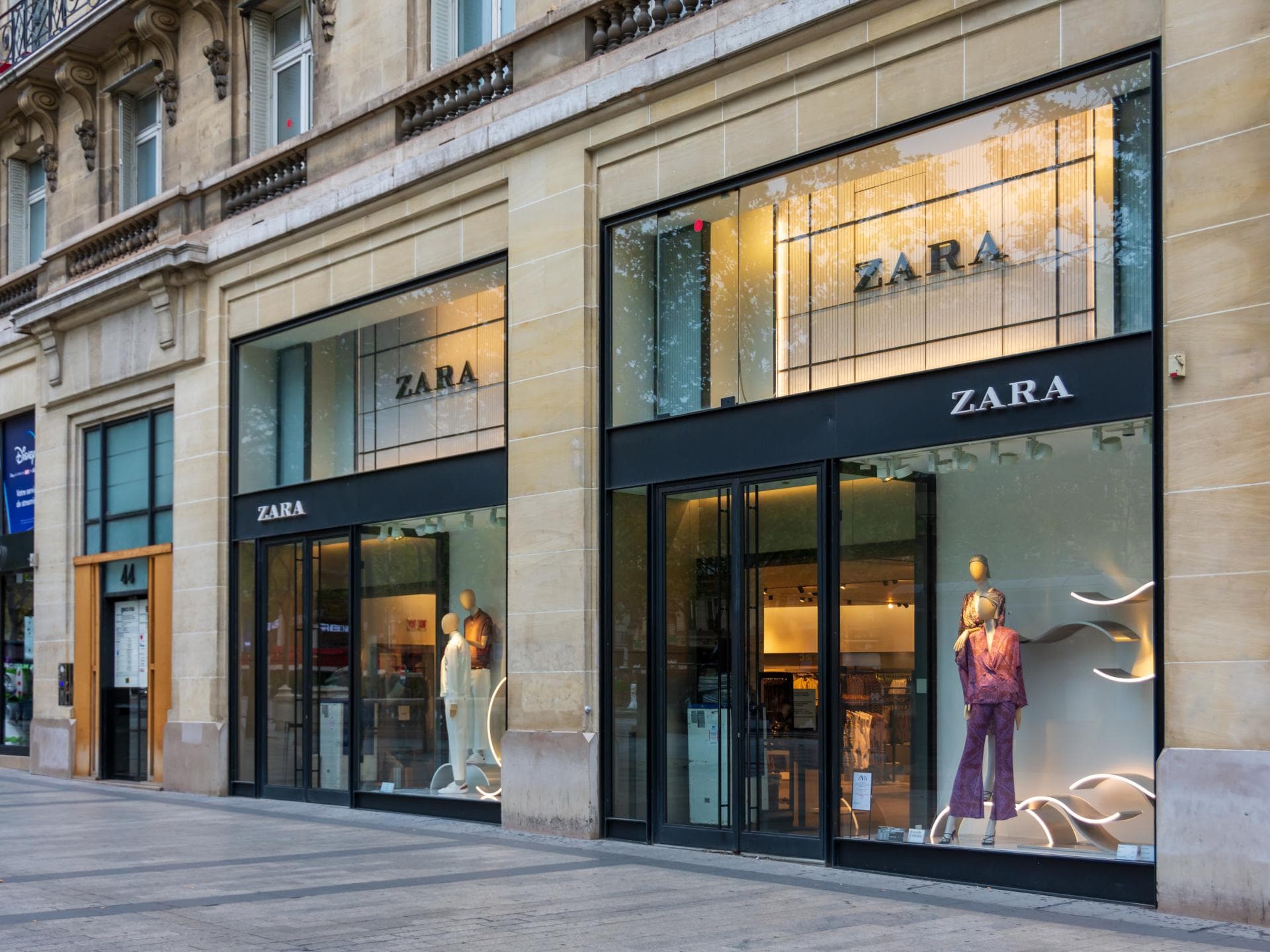 Fassade des Zara-Ladens an der Avenue des Champs-Elysées