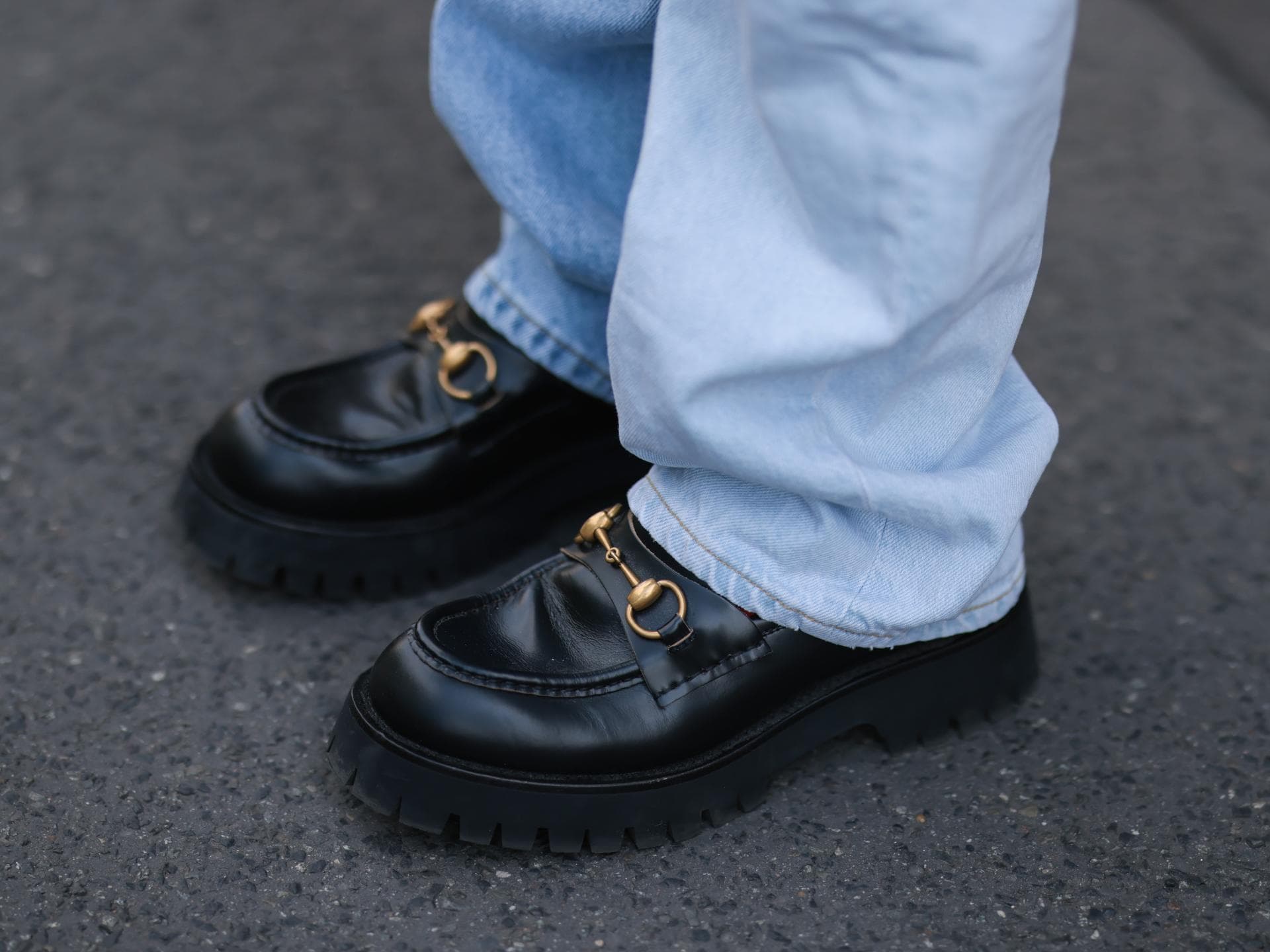 Statt High Heels an Silvester: 3 flache Schuhe für die Party Schwarze Loafer