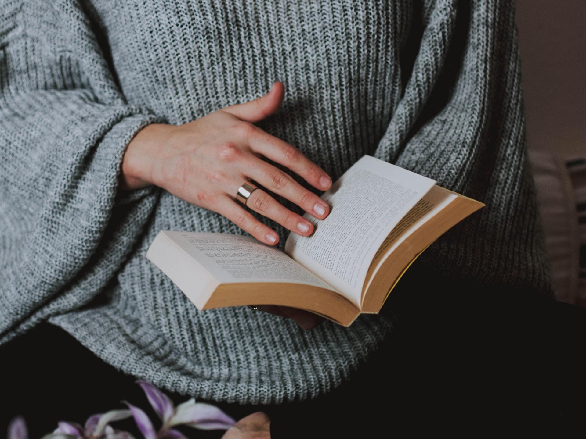 Frau hält Buch in der Hand