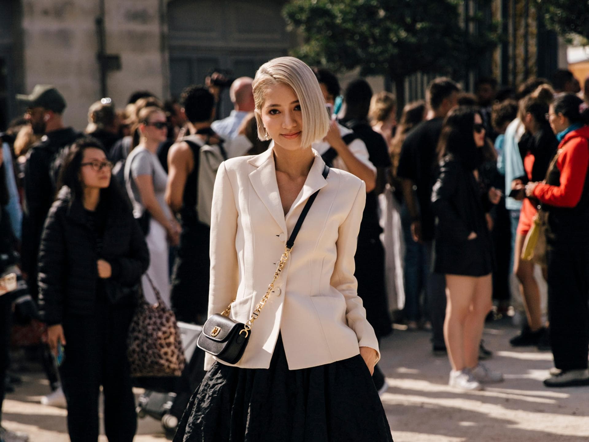 Frau in einem beigefarbenen Blazer