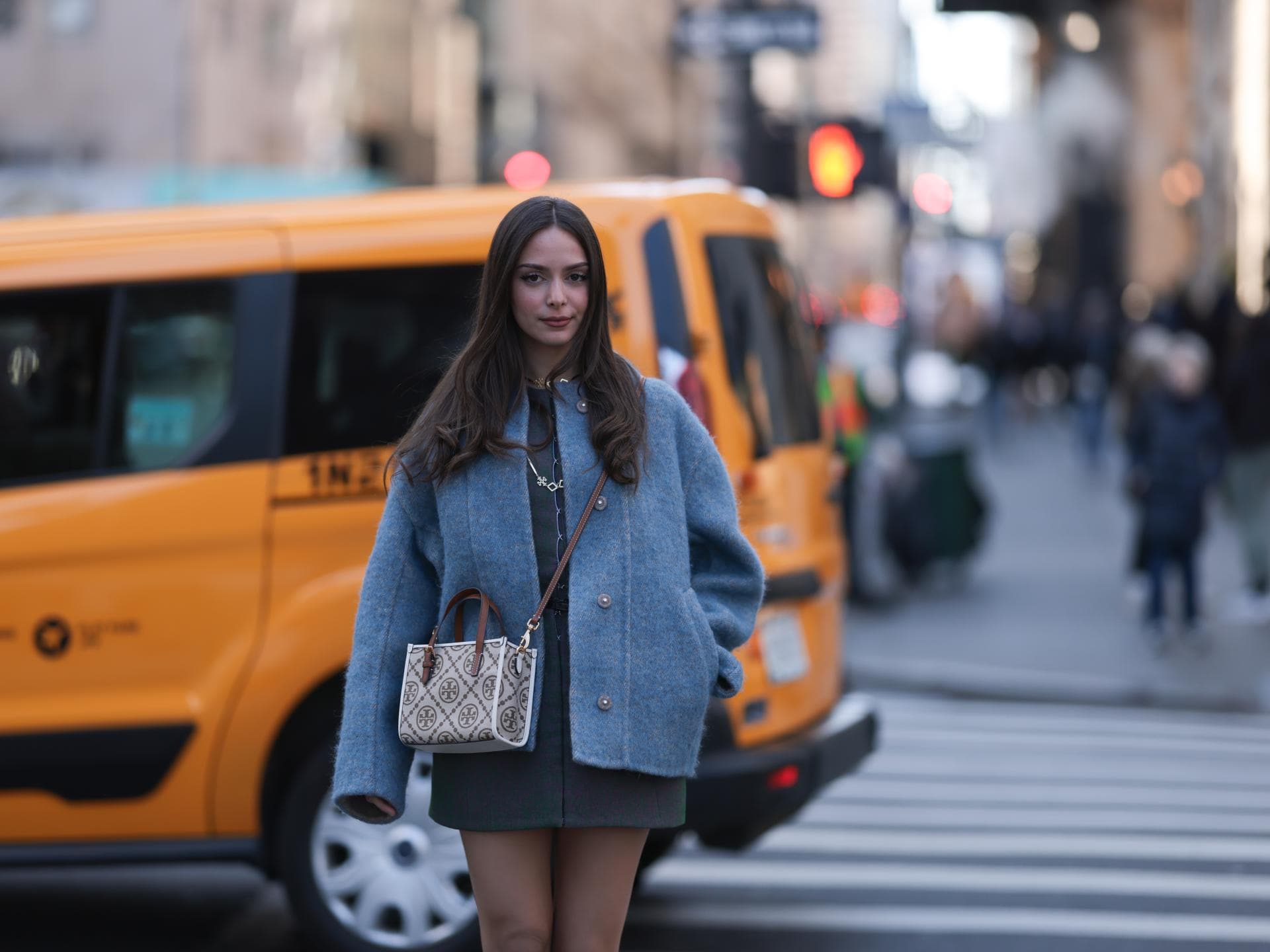 Diese günstige Jacke von Zara sieht aus wie ein 300-Euro-Modell Frau in grauer Jacke aus Wolle