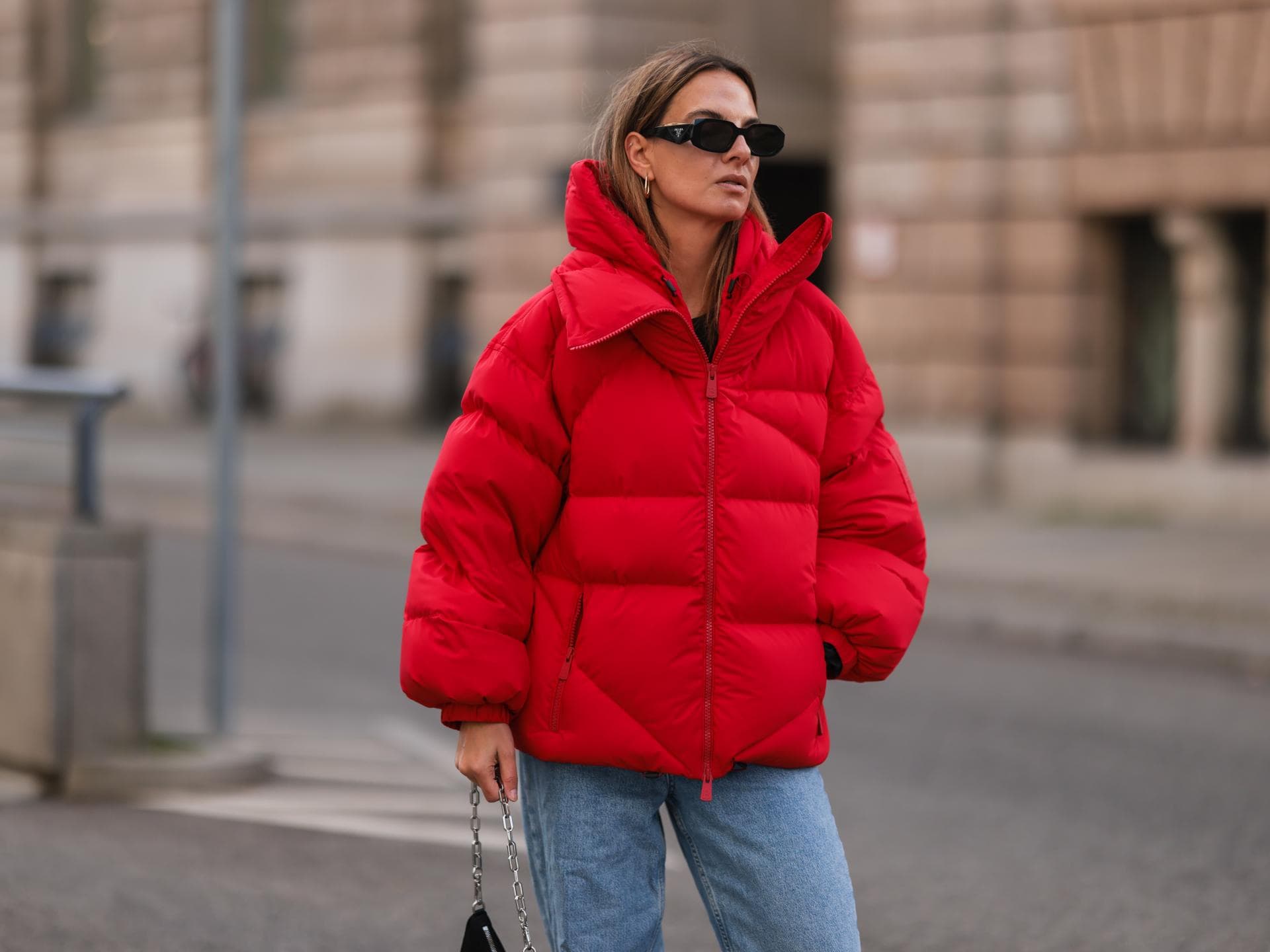 Anna Winter in einer roten Winterjacke