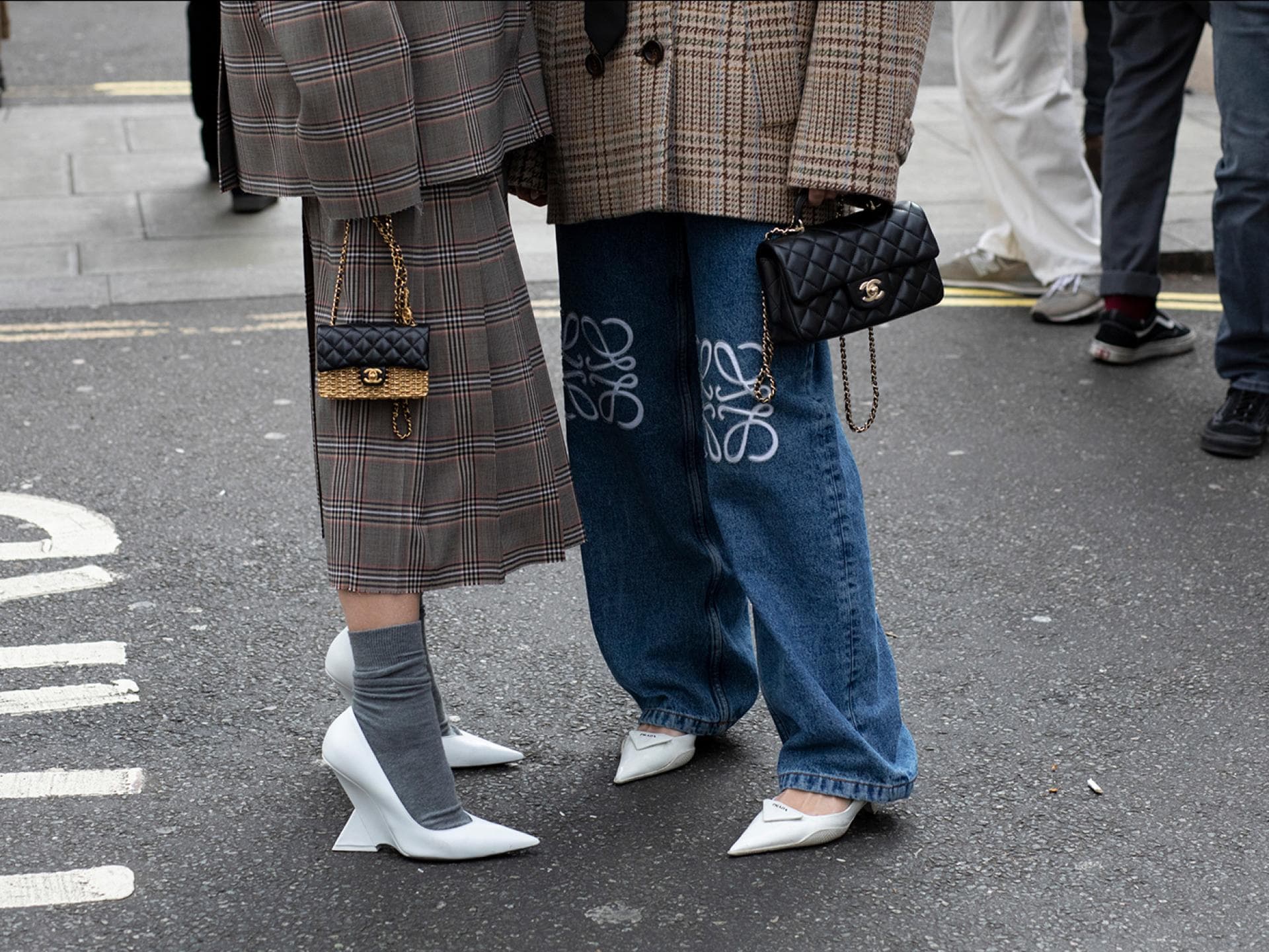 zwei Frauen auf der Straße, eine trägt eine Baggy Jeans
