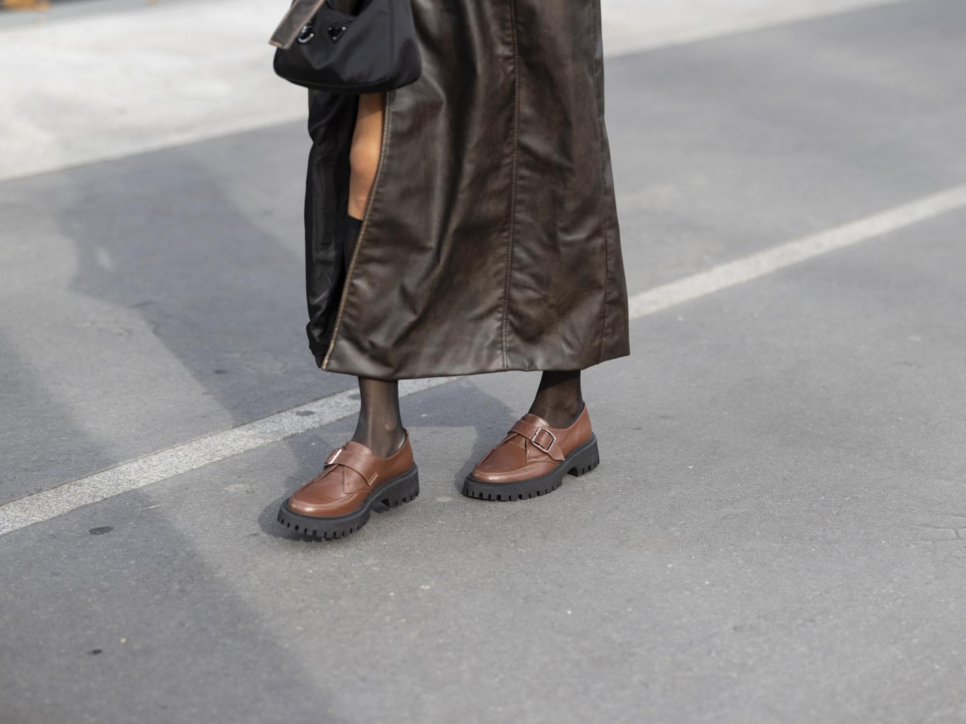 3 Winter-Outfits, zu denen flache Schuhe besser aussehen als Absätze Frau mit braunen Loafern