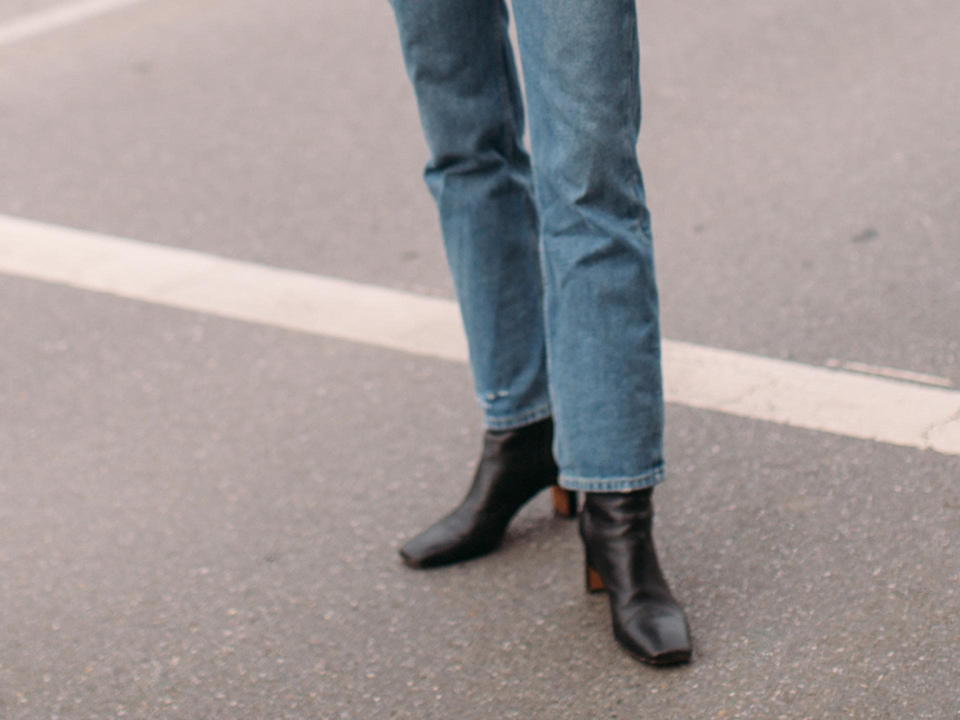 Frau mit Jeans und Stiefeletten