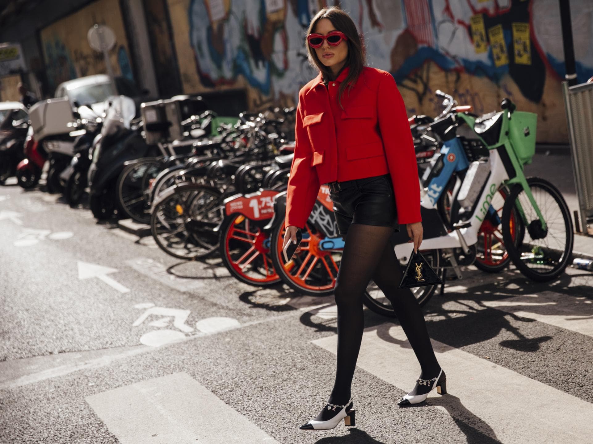 Frau in roter Jacke und Slingback Pumps